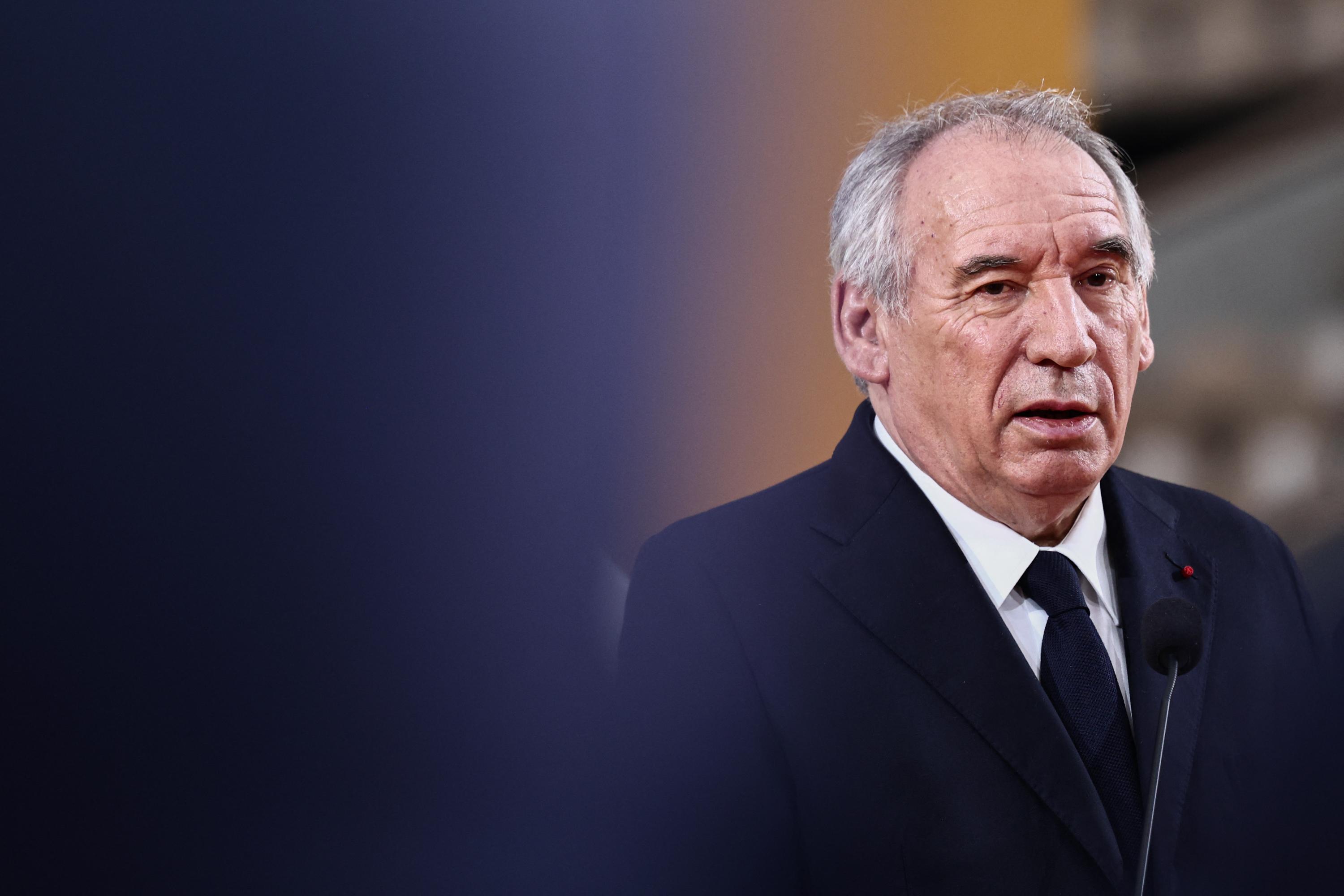 Voiture de fonction, rémunération, frais de bouche... Quels «avantages indus» des politiques pourraient être supprimés ?