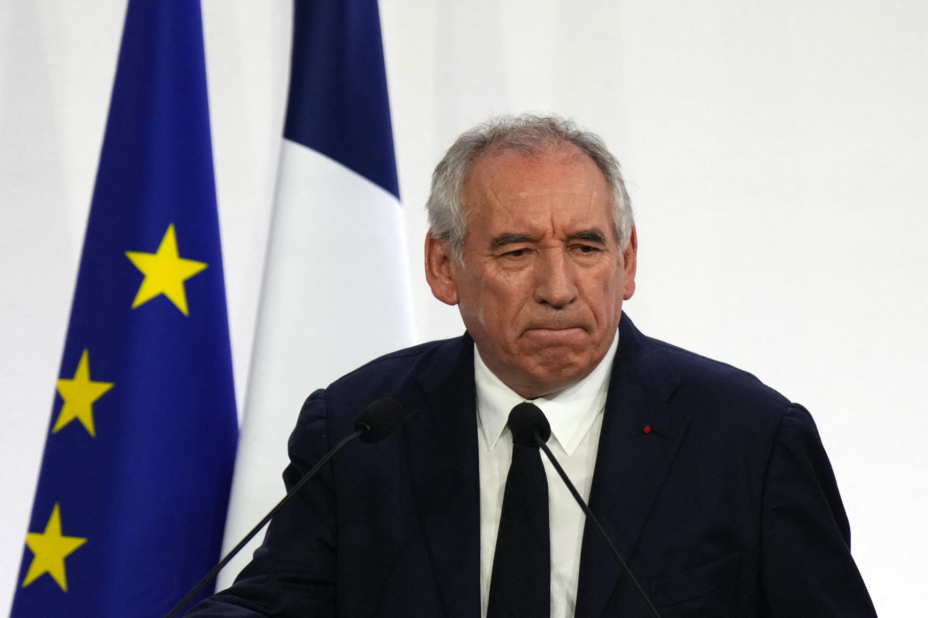 "La crisi politica di François Bayrou: rischio di dimissioni e incertezza in Francia"
