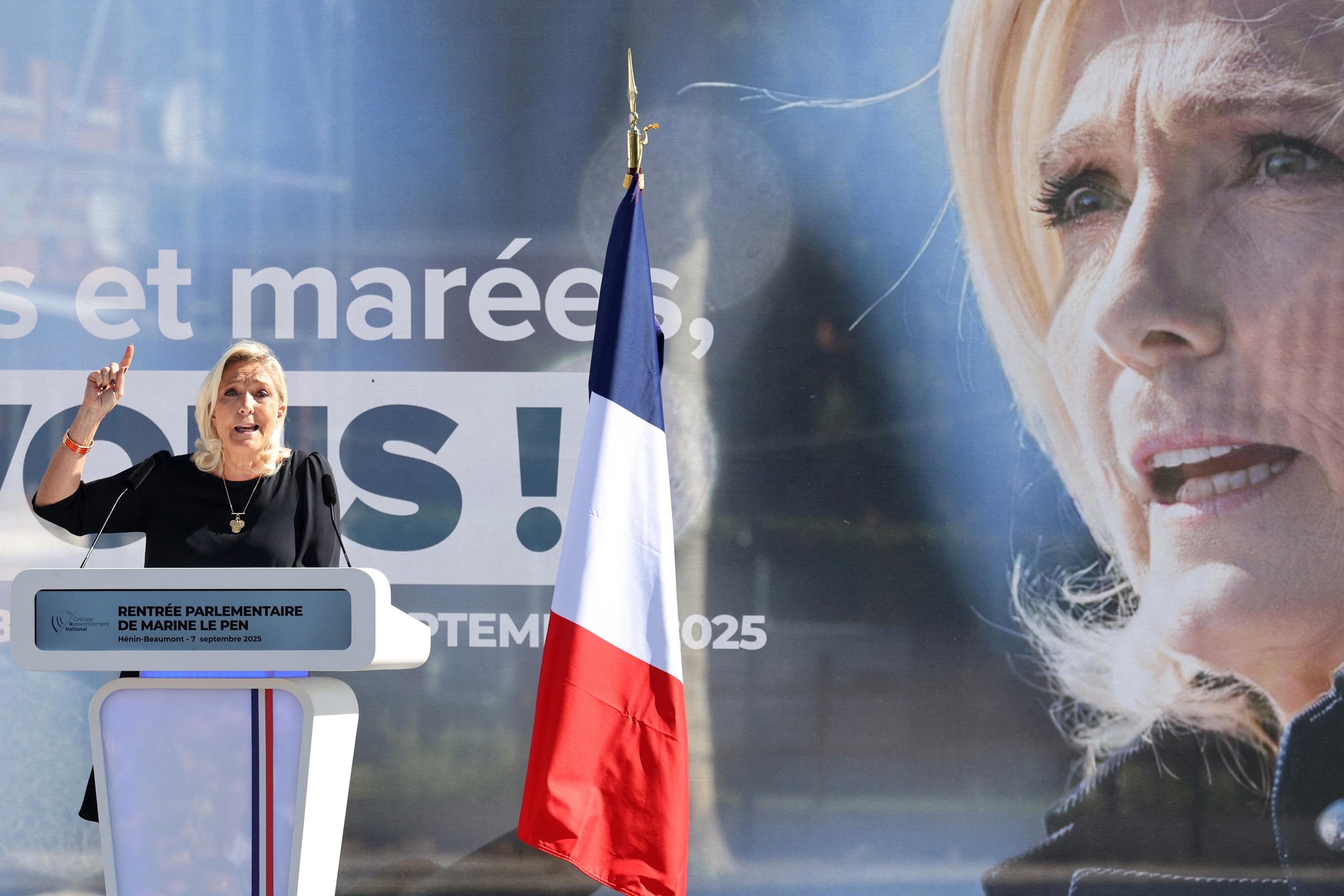 "Marine Le Pen denuncia il 'collasso democratico' in Francia: il suo partito pronto a far cadere il governo"