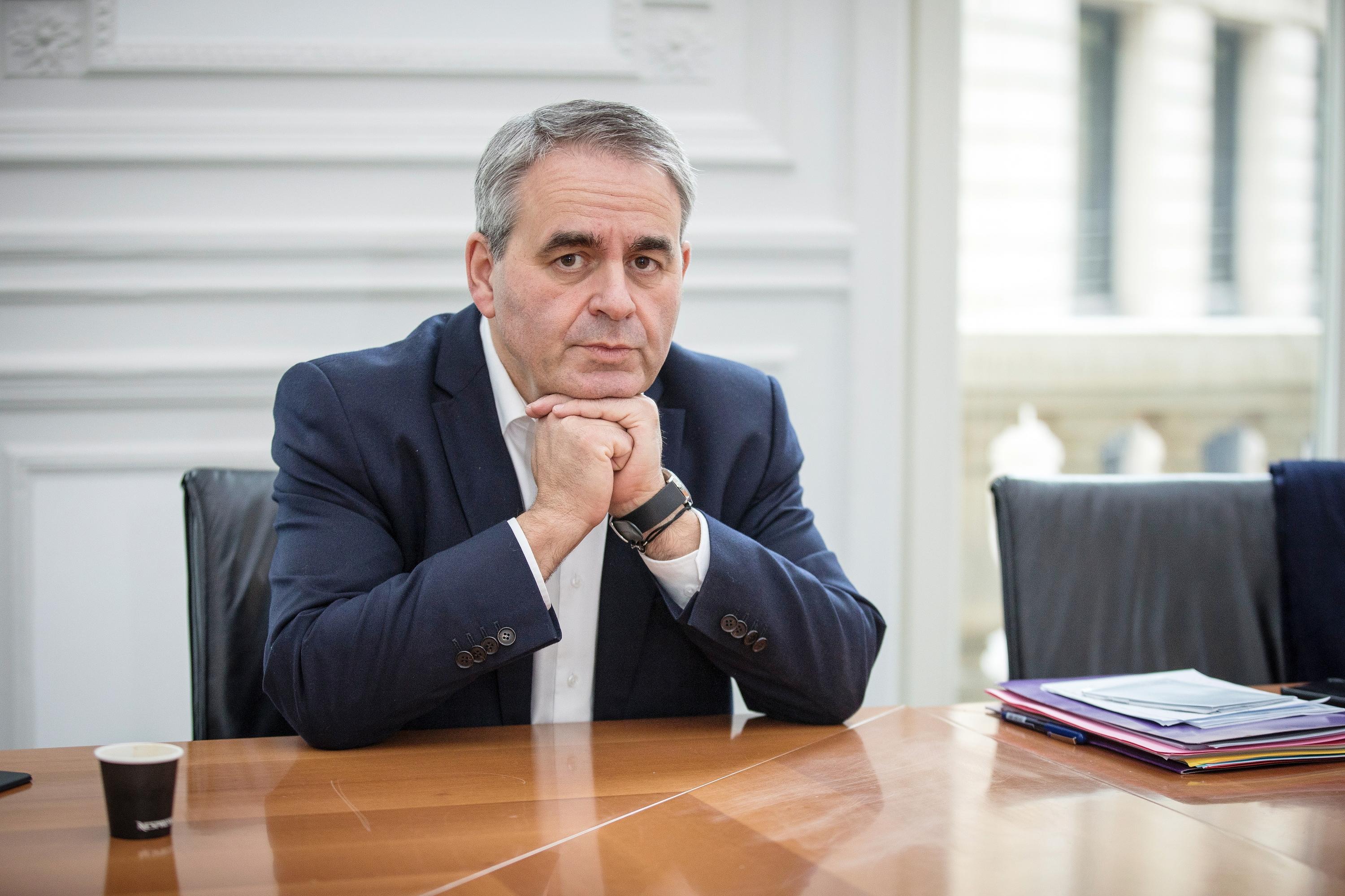 "Emmanuel Macron considera Xavier Bertrand come possibile primo ministro: una mossa anti-Rassemblement National?"