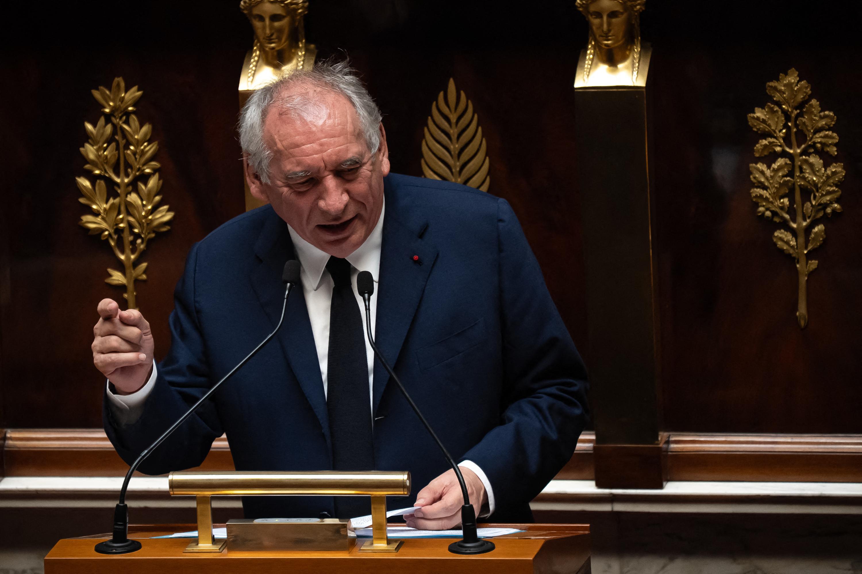 "François Bayrou supera il record di permanenza come Primo Ministro francese: un confronto con Pierre Mendès France"
