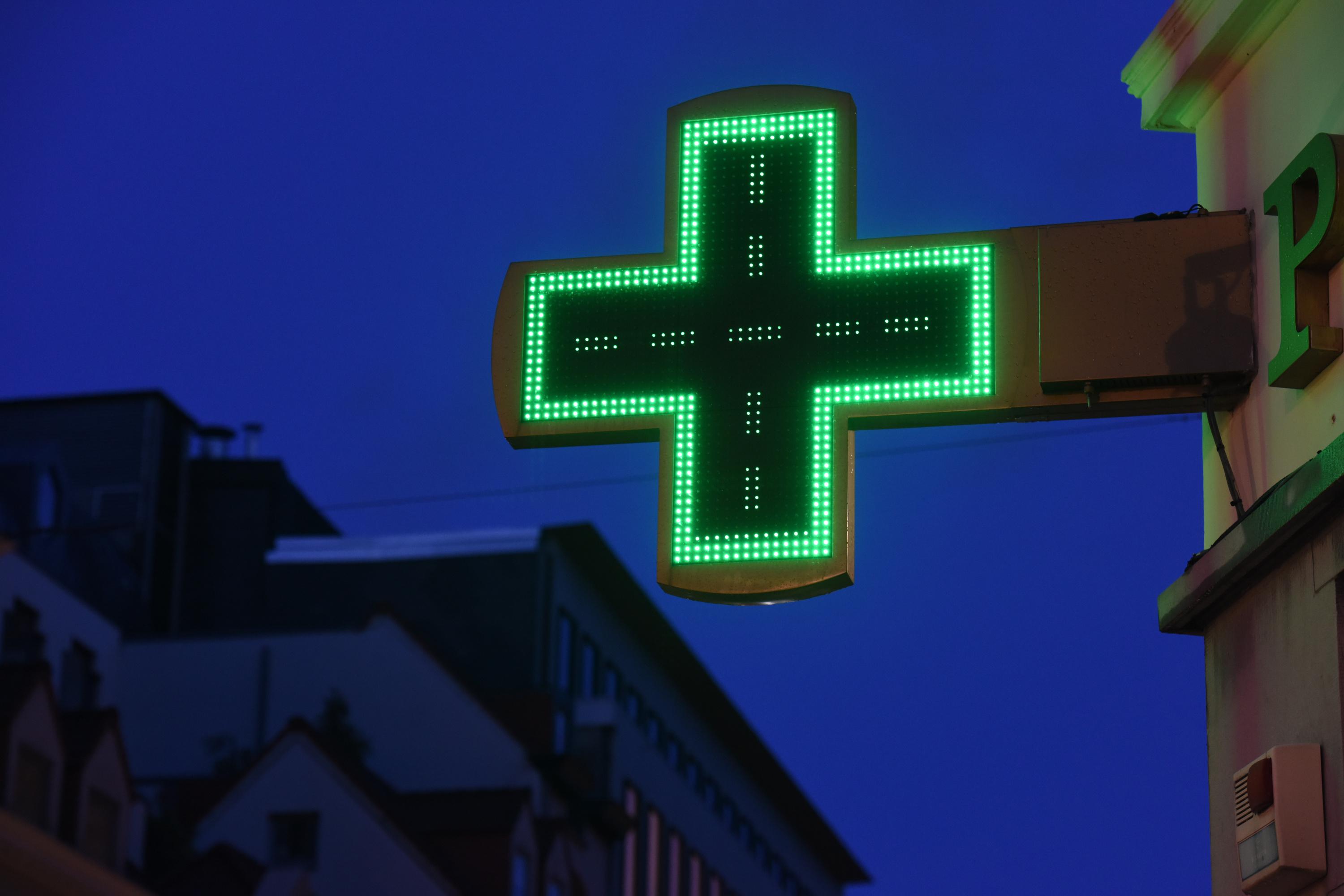 Loyer gratuit, pancartes sur les routes... Le combat des maires de petites communes pour sauver leur pharmacie