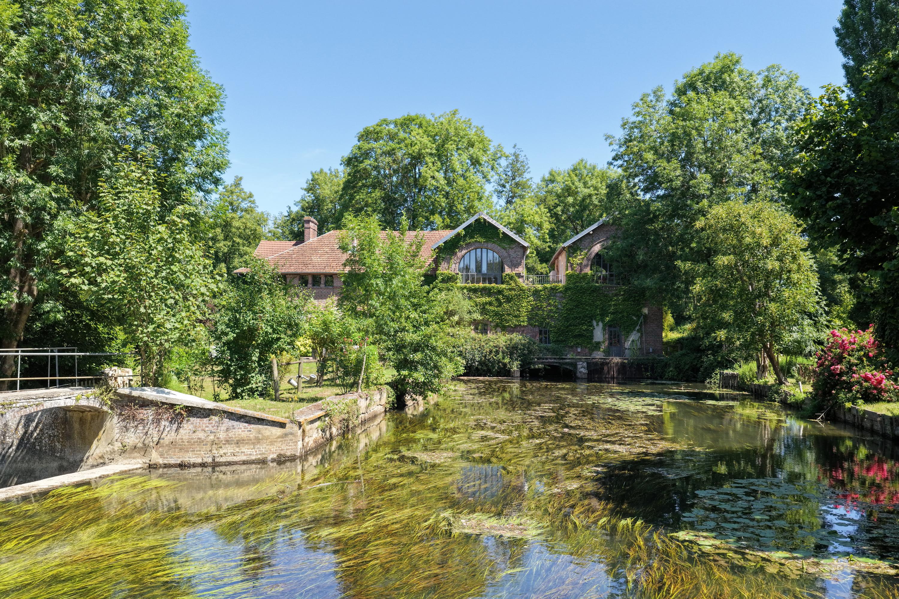 Cet ancien moulin de 430 m² composé de 6 chambres, dans l’Eure-et-Loir, est à vendre pour 2.400.000 euros.