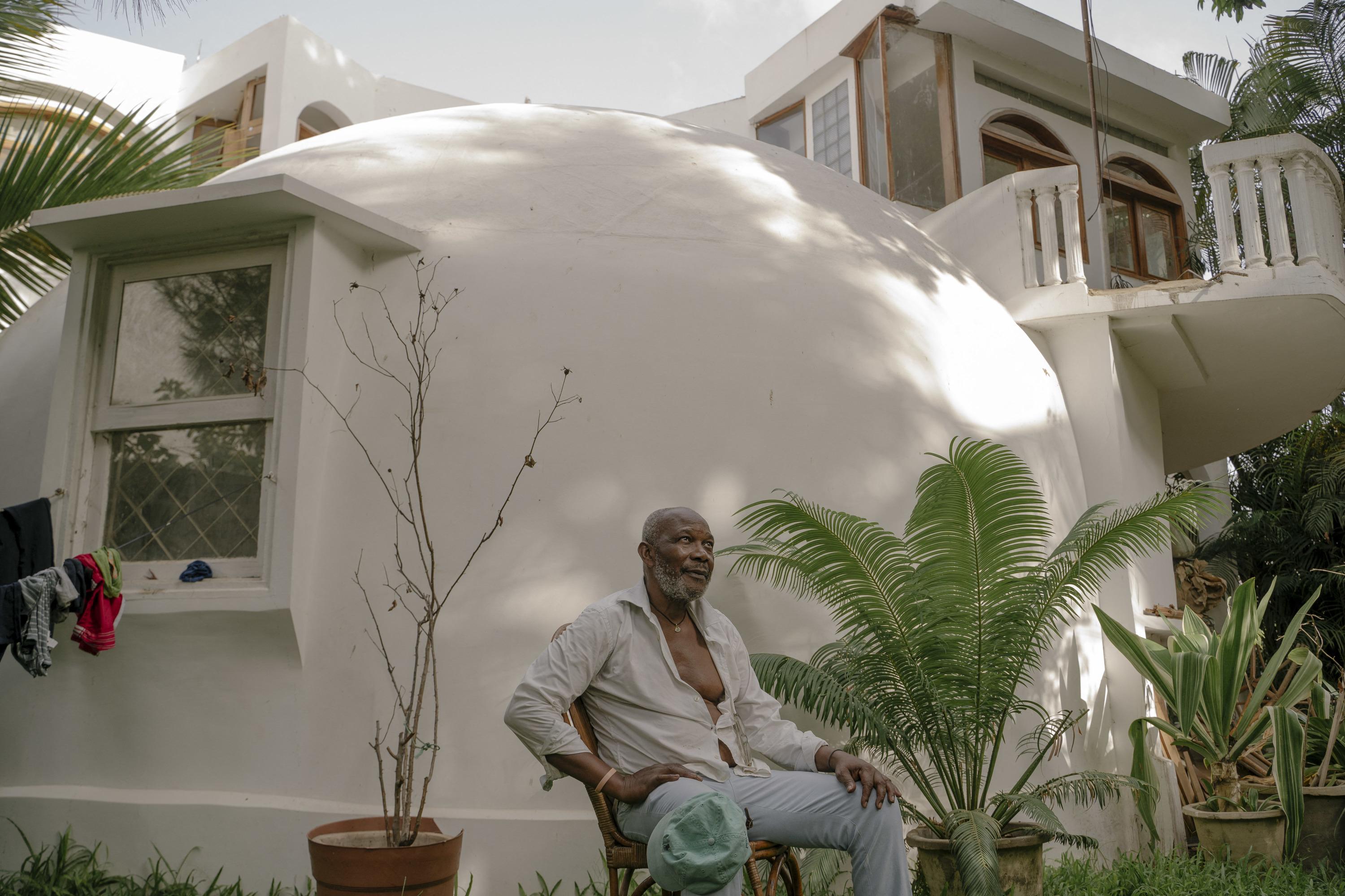 Sekouna Yansane devant la maison-bulle achetée par son père dans les années 1950.