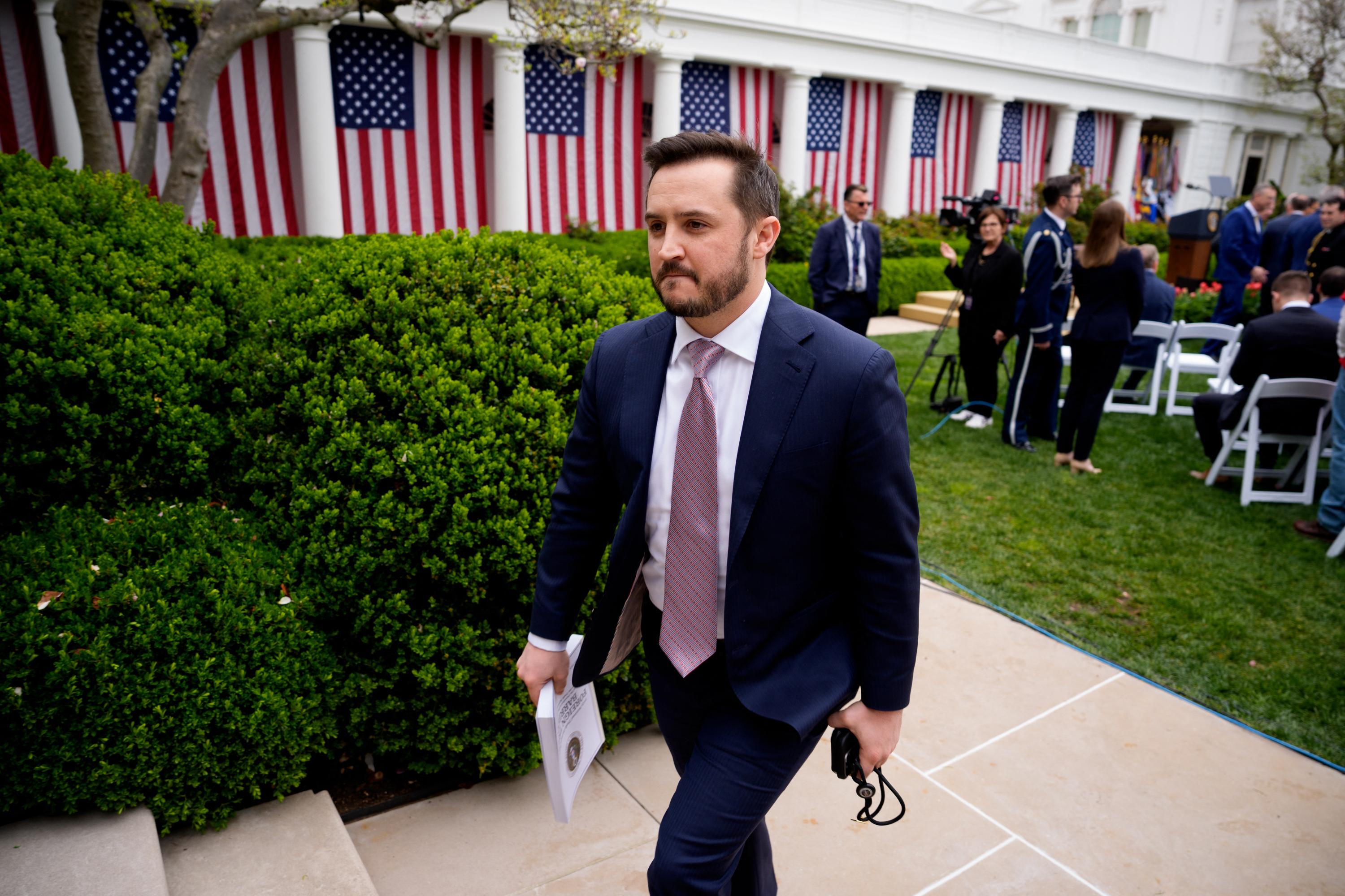 Nouveau départ à la Maison-Blanche : le chef de cabinet adjoint Taylor Budowich quitte l’administration Trump