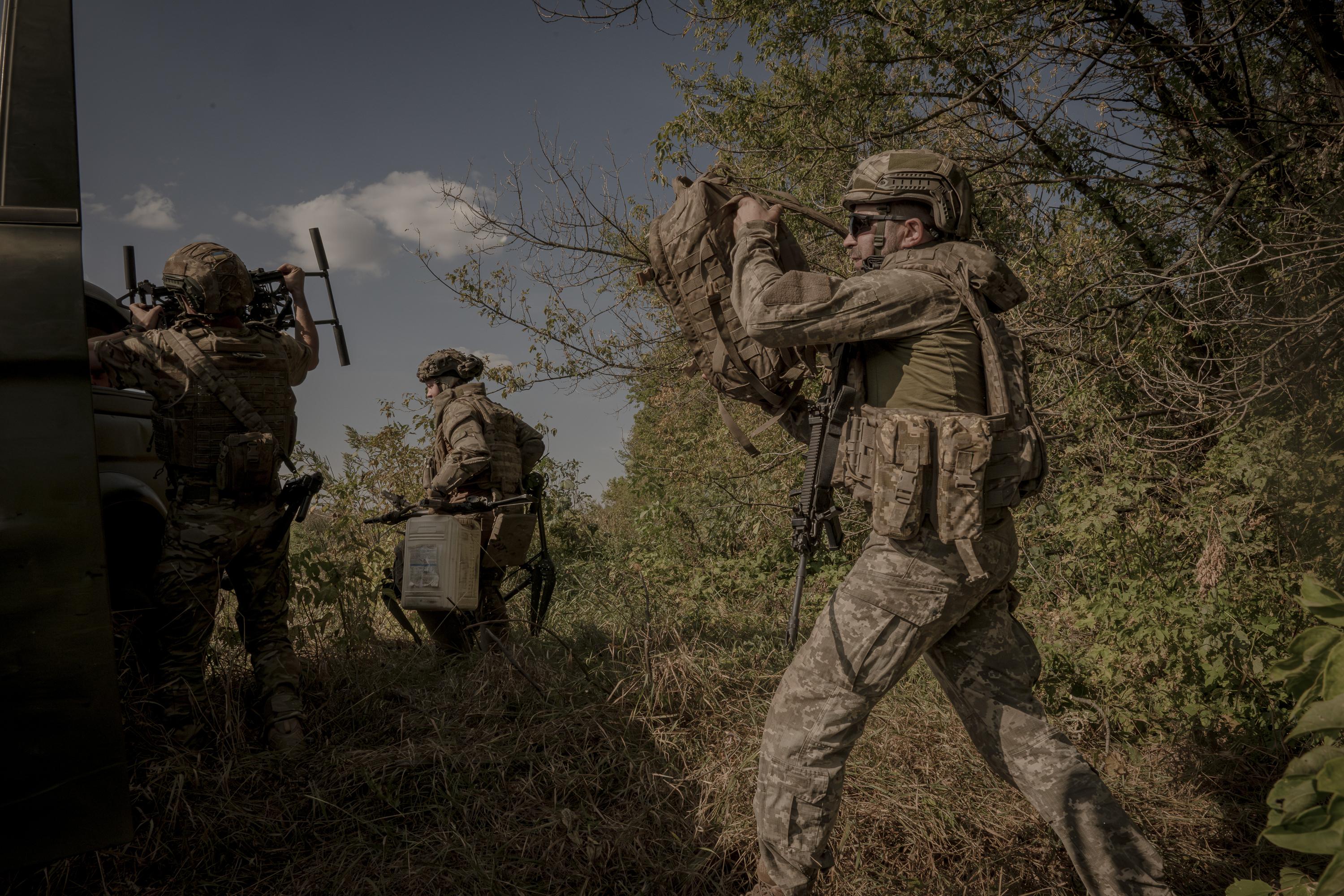 «Le futur est déjà arrivé chez nous» : sur le front ukrainien, les robots ravitaillent les soldats au milieu de la «zone de mort»