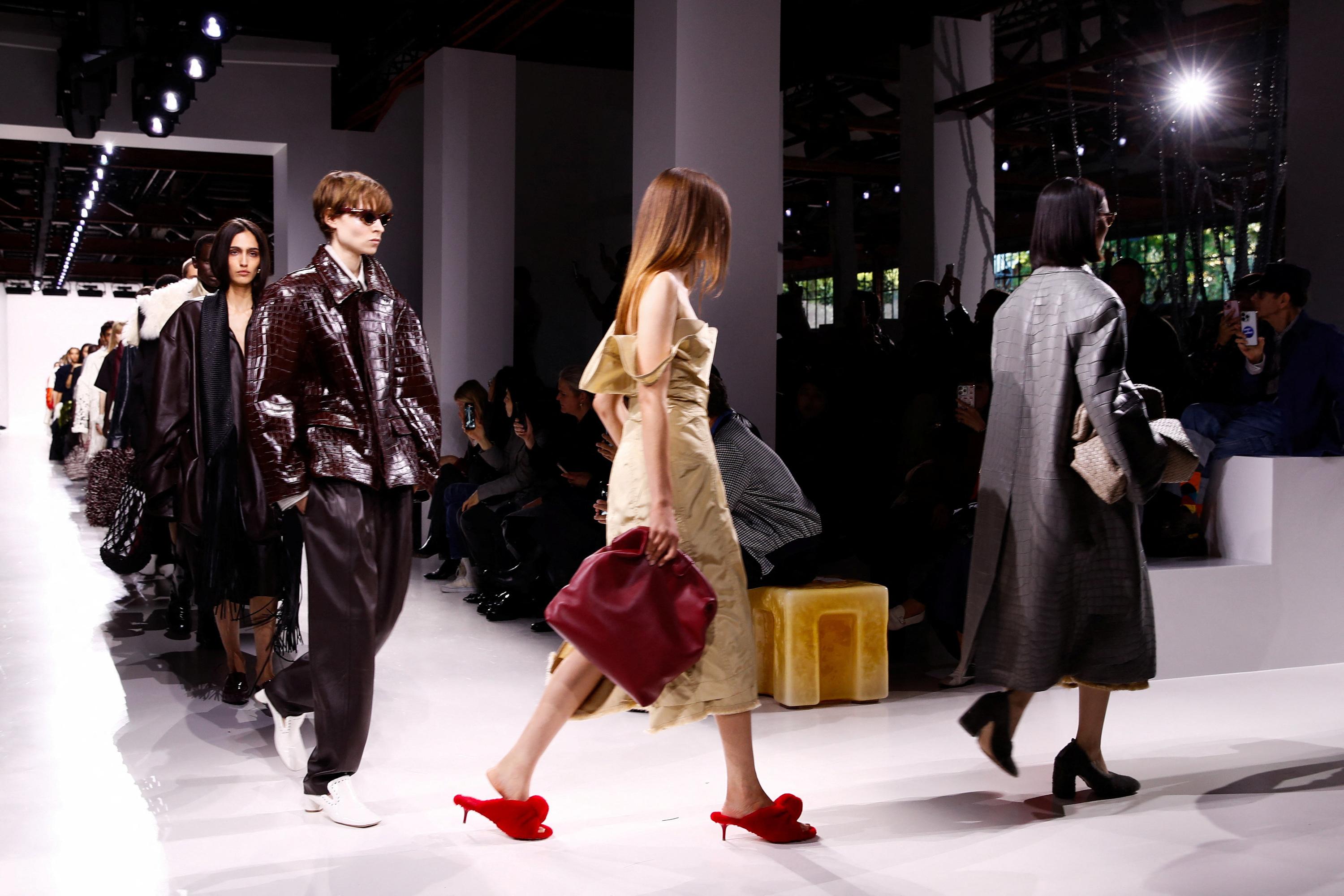 Encore plus luxe, le Bottega Veneta de Louise Trotter fait ses premiers pas à Milan