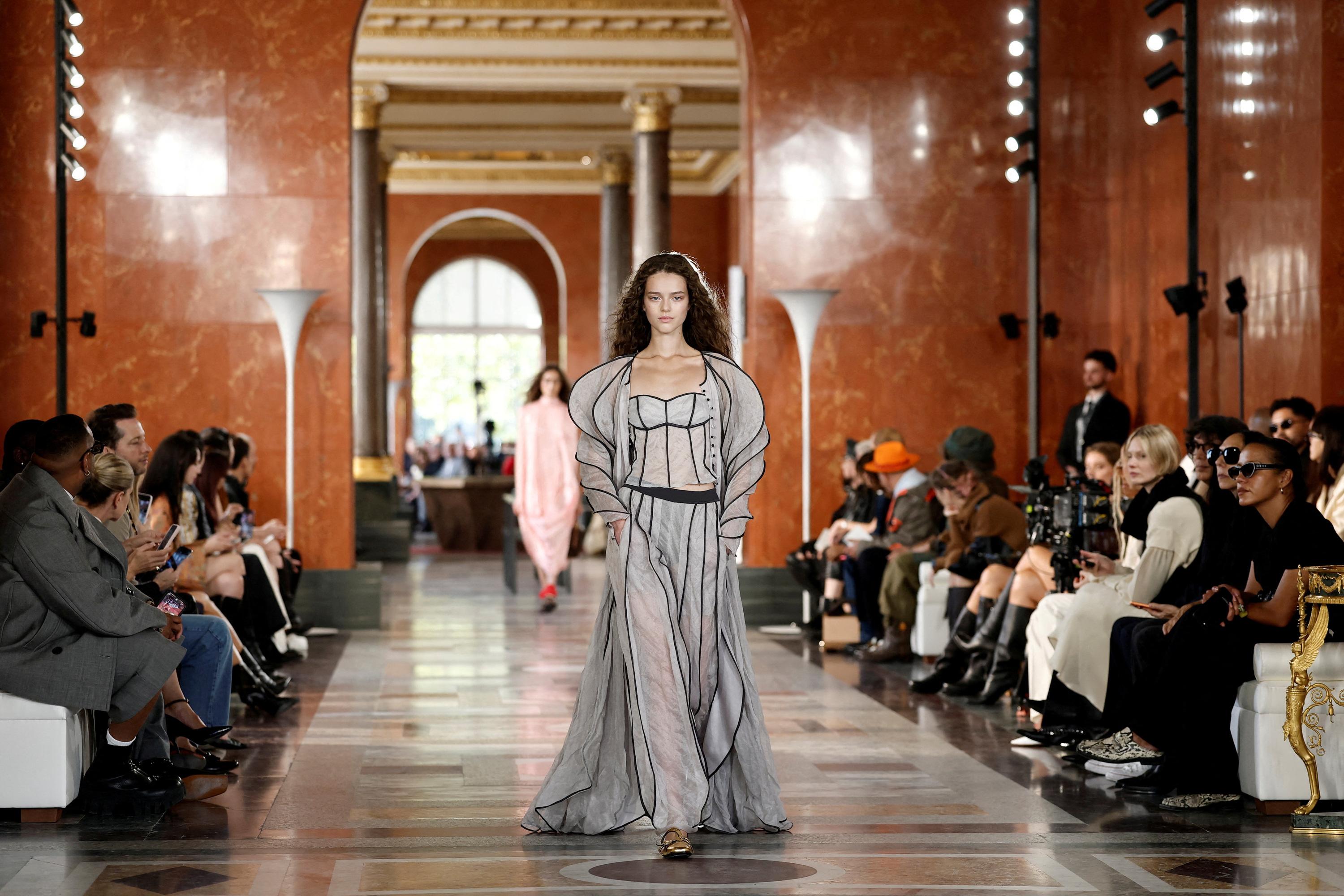 Fashion Week : entre Des Esseintes et Real Housewives, la femme Louis Vuitton s’habille pour rester à la maison