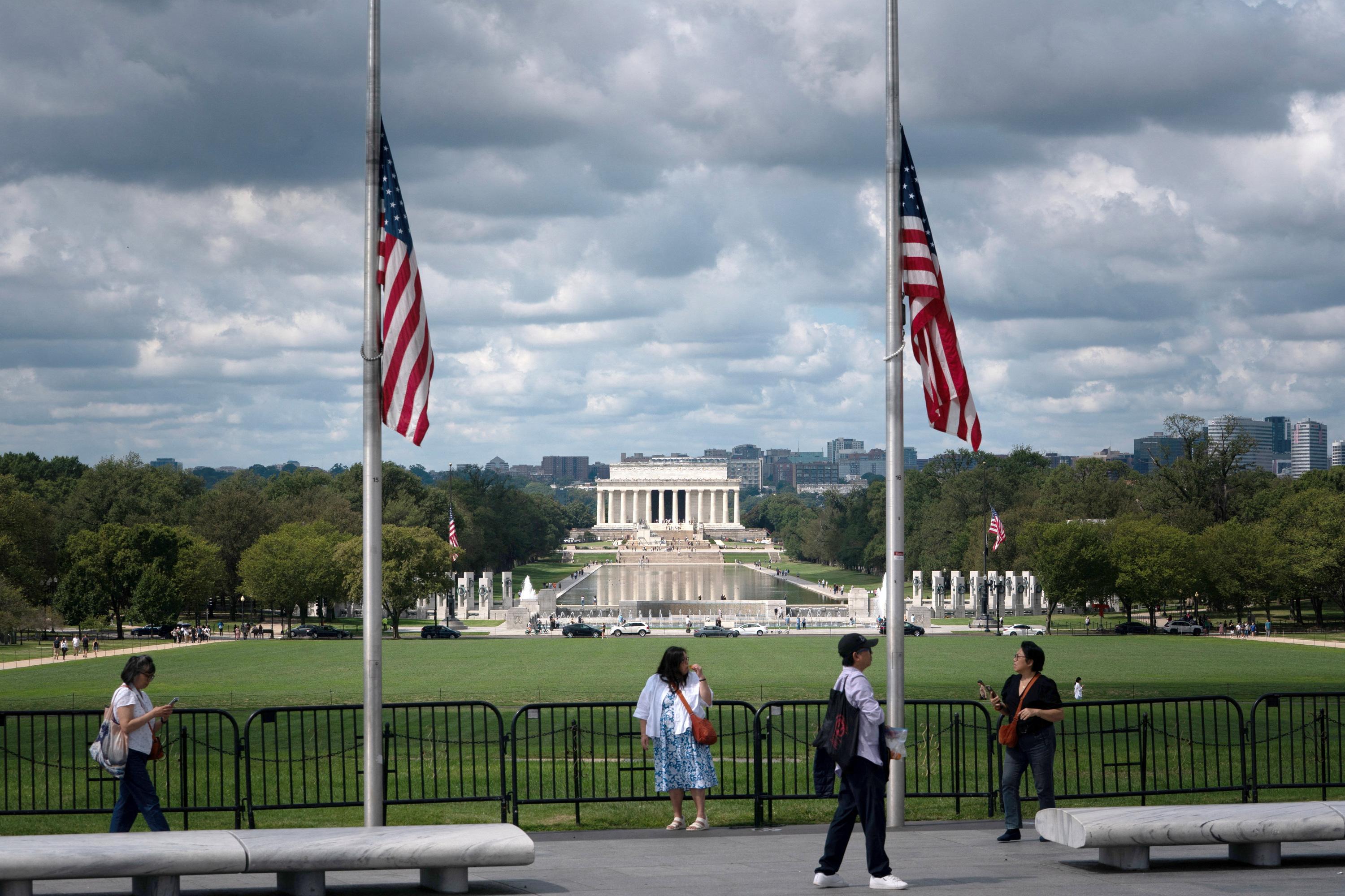 «C’est quand même embêtant, on aimerait bien pouvoir visiter» : le shutdown frustre des touristes en vacances à Washington