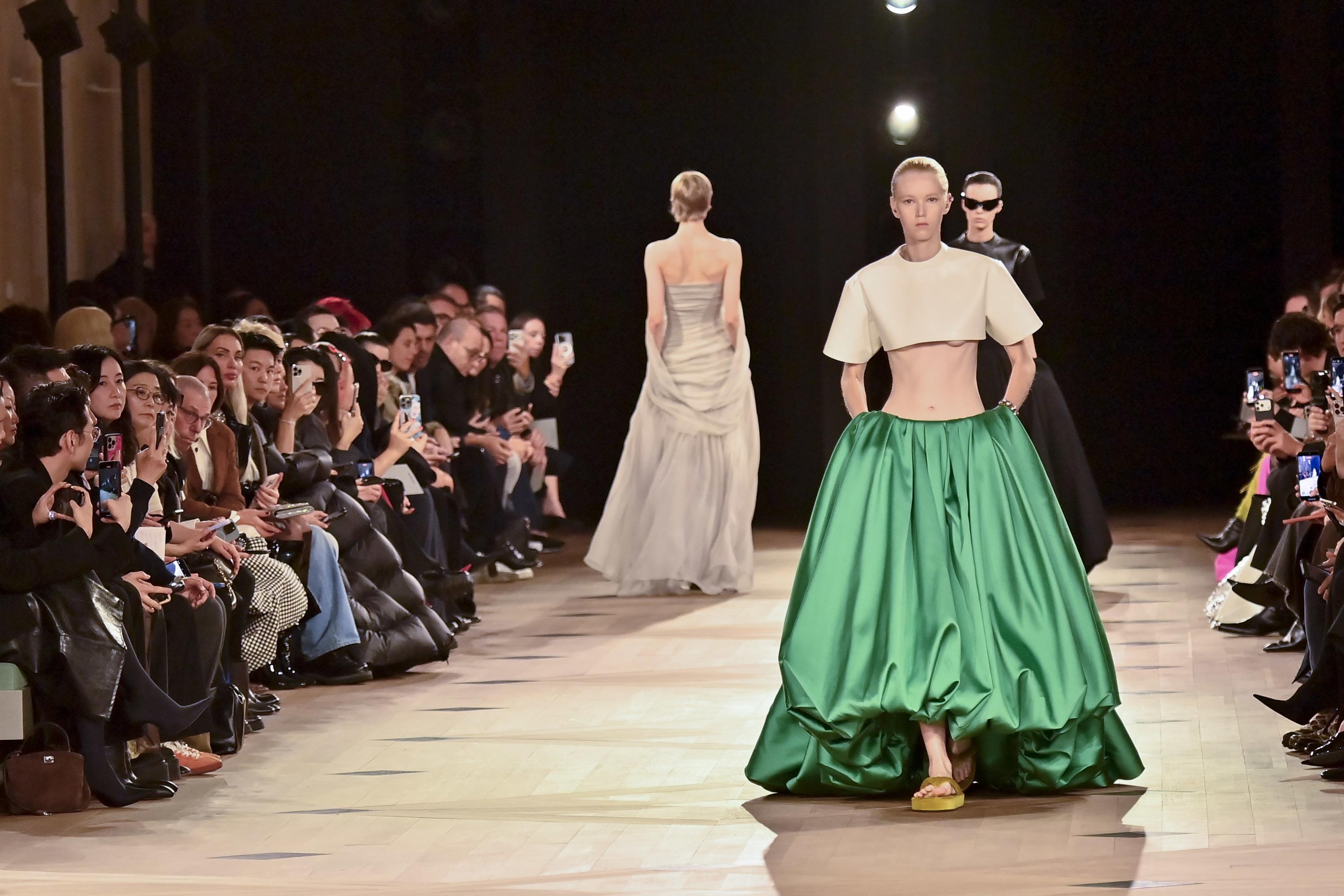 Pour son premier défilé Balenciaga, Pierpaolo Piccioli marche dans les pas de Cristobal