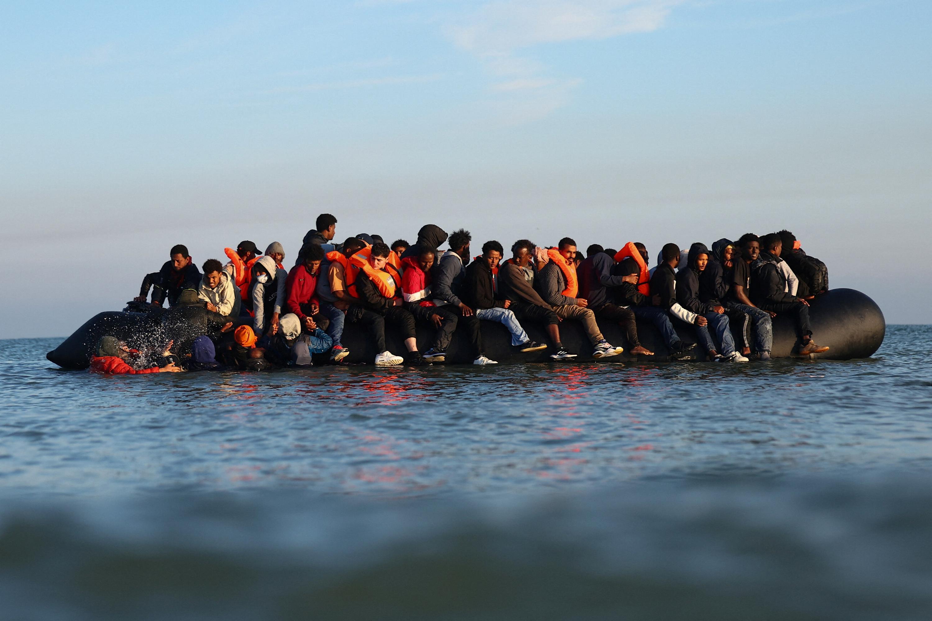 Grèce : Un Mort Et 17 Migrants Secourus Après Que Leur Embarcation A Coulé