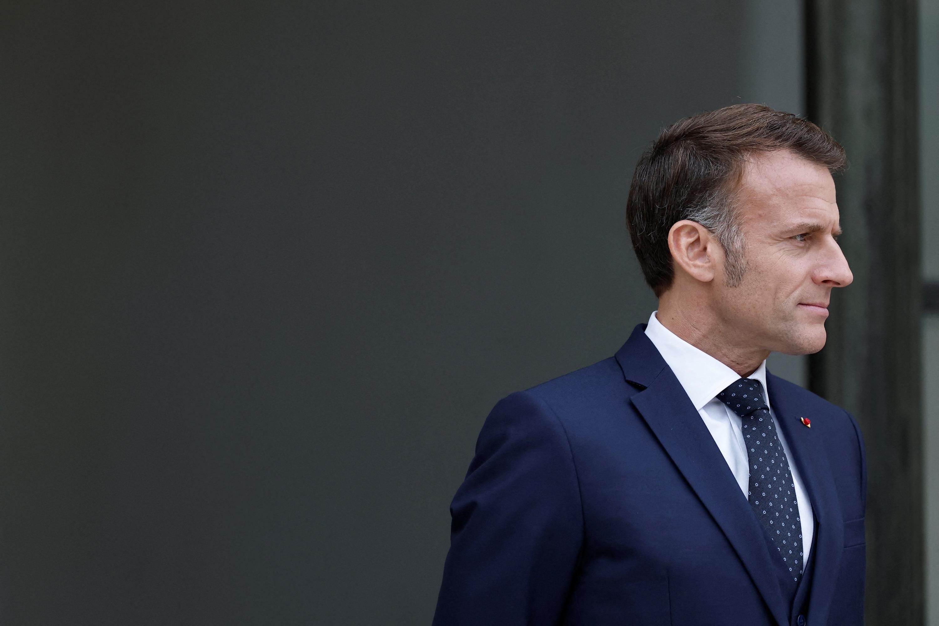 French Political Crisis Deepens as Macron Prepares to Appoint New Prime Minister Amid Budget Deadline