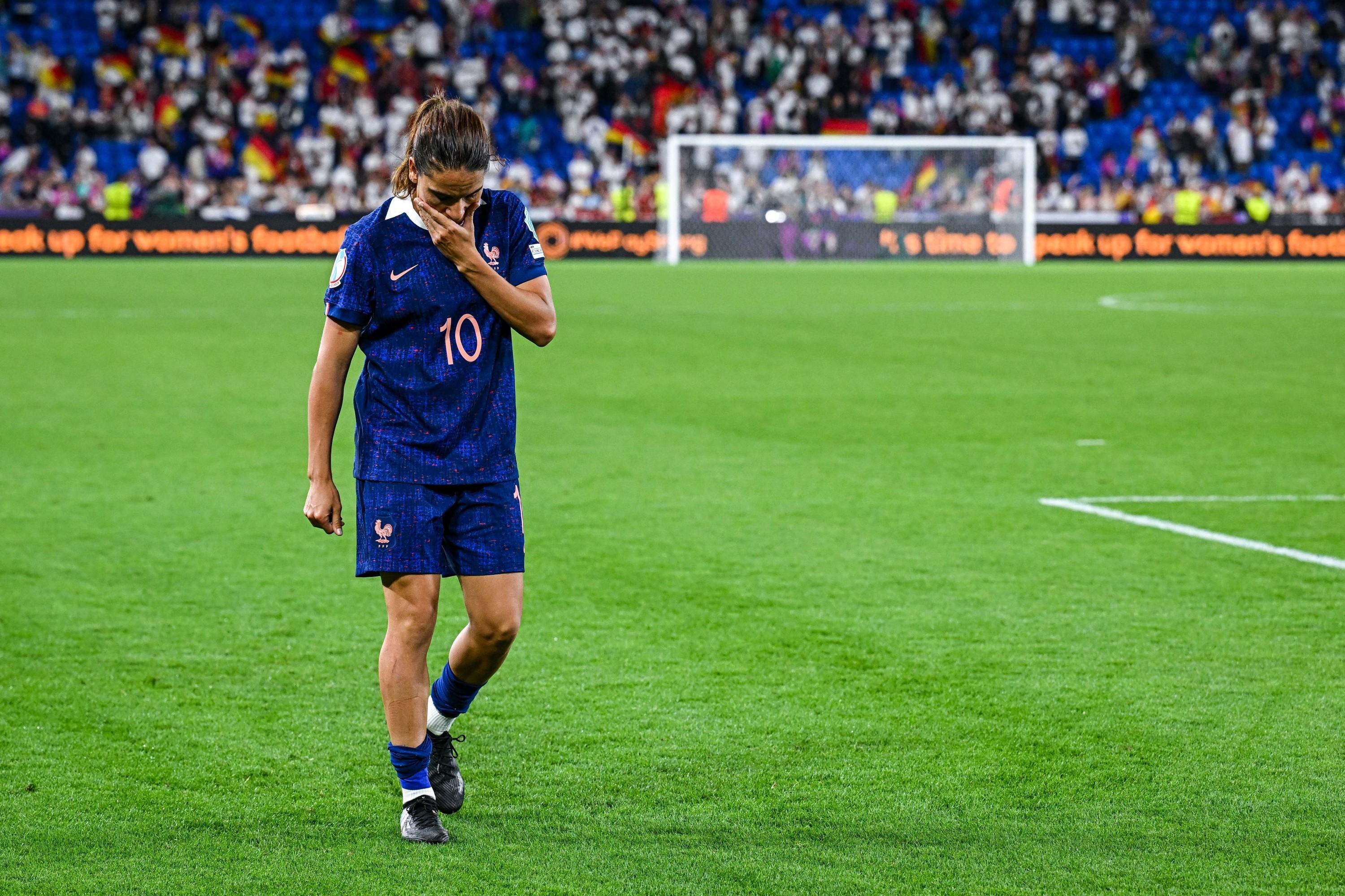 Foot (F) : la milieu de terrain des Bleues Amel Majri annonce sa retraite internationale