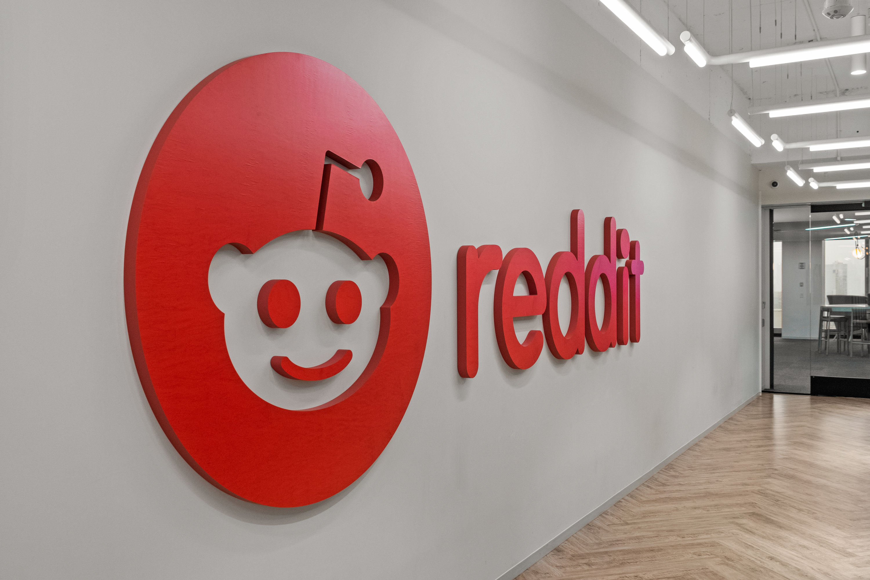 «De vraies réponses par des vraies personnes» : le forum de discussion Reddit lance en France son chatbot IA