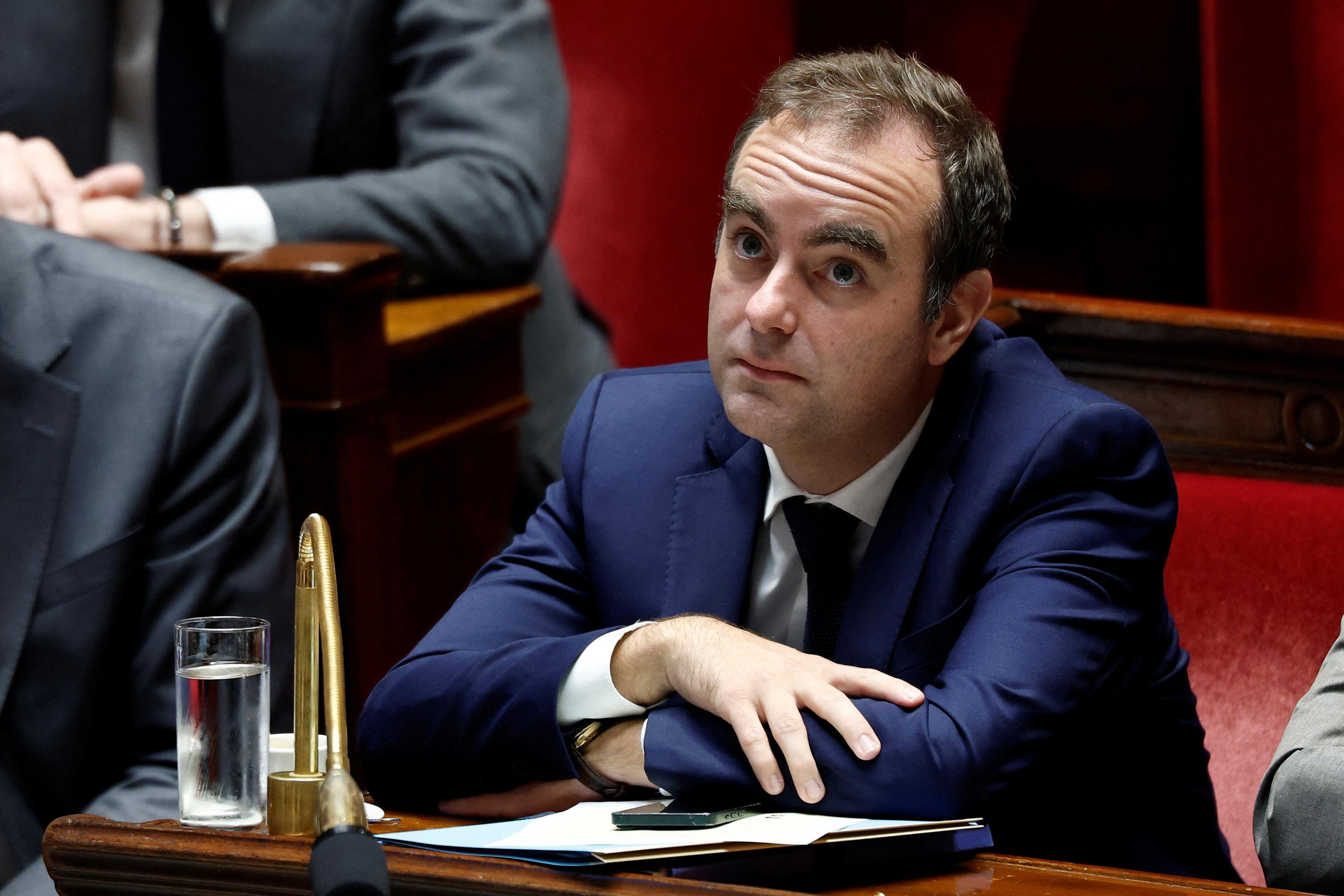 Crise politique : les Français partagés entre honte et colère