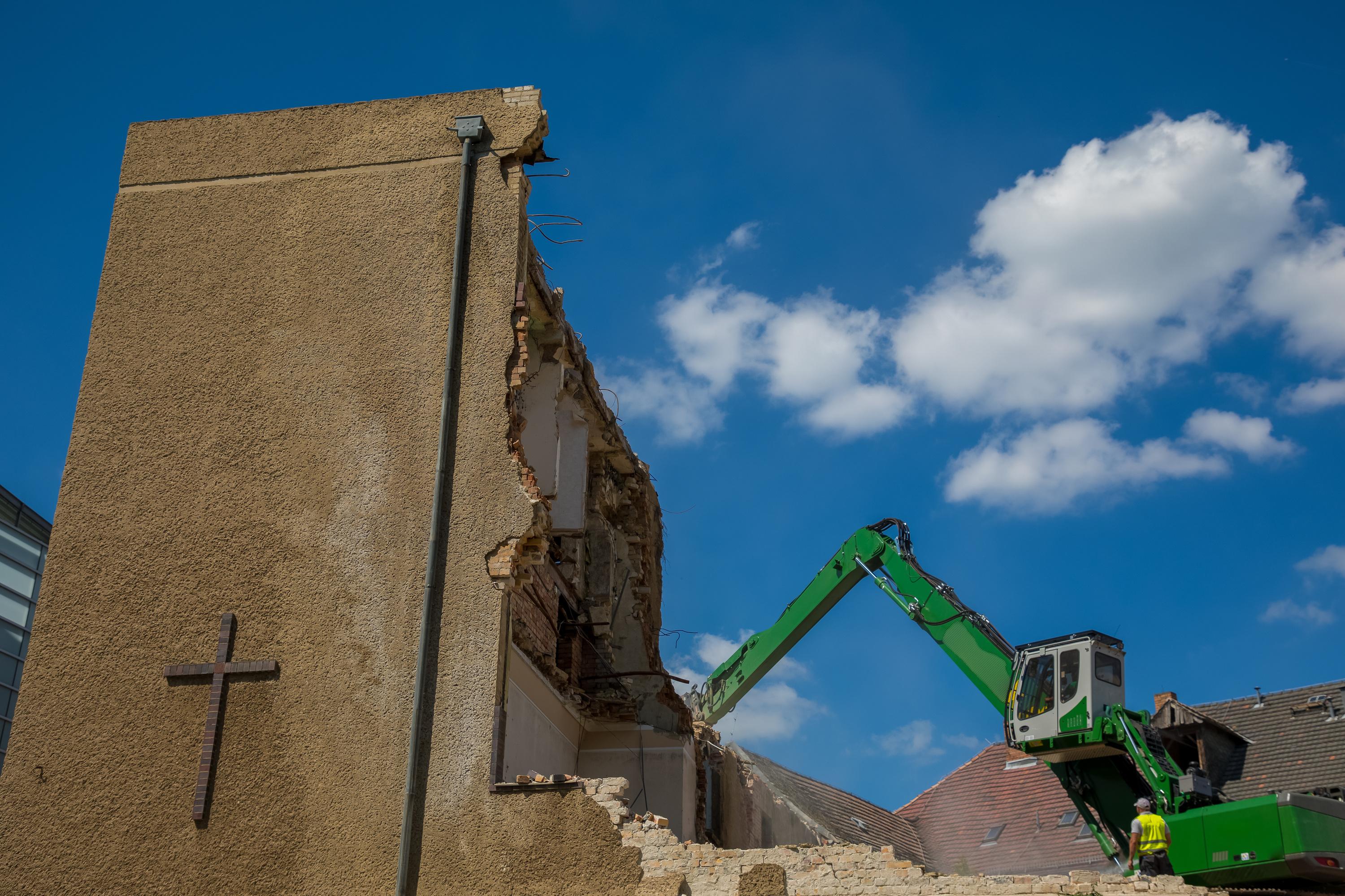 Des démolitions de lieux de culte ont lieu de temps à autre, en général dans des églises désaffectées menaçant de s’effondrer.