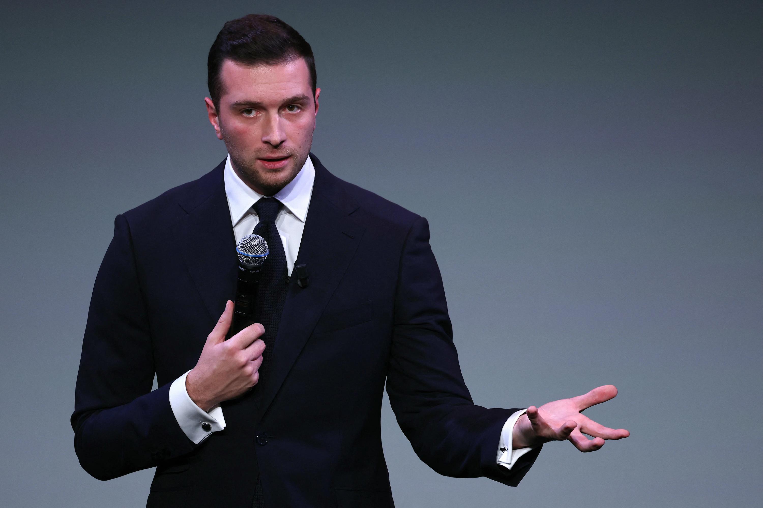 Seul en scène, Jordan Bardella lance son nouveau livre à deux pas de l’Élysée