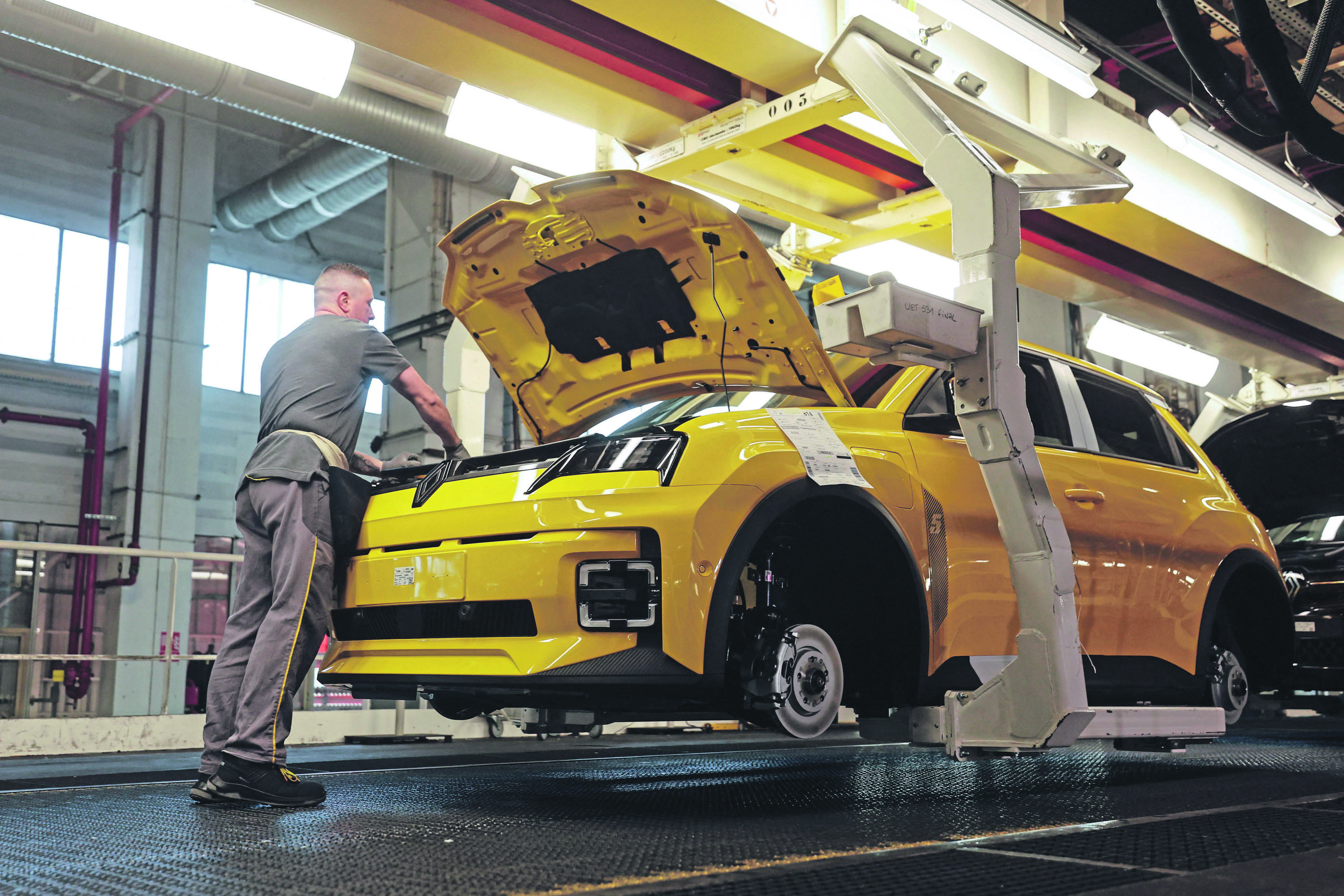 Jean-Pierre Robin : «L’ouvrier français n’a plus les moyens d’acquérir la voiture qu’il ne sait plus fabriquer»
