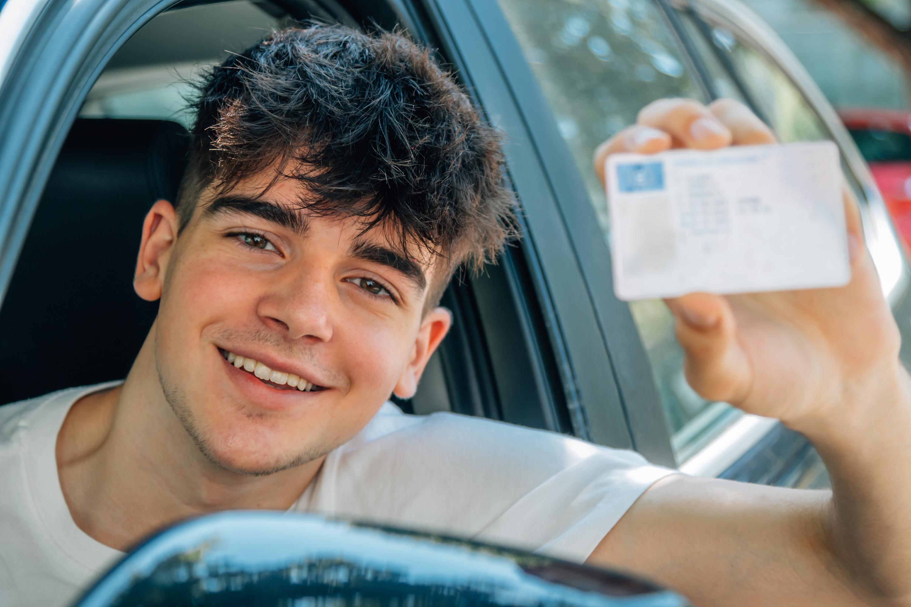 Le paradoxe du permis : meilleurs à l’examen, les hommes sont aussi plus dangereux sur la route que les femmes