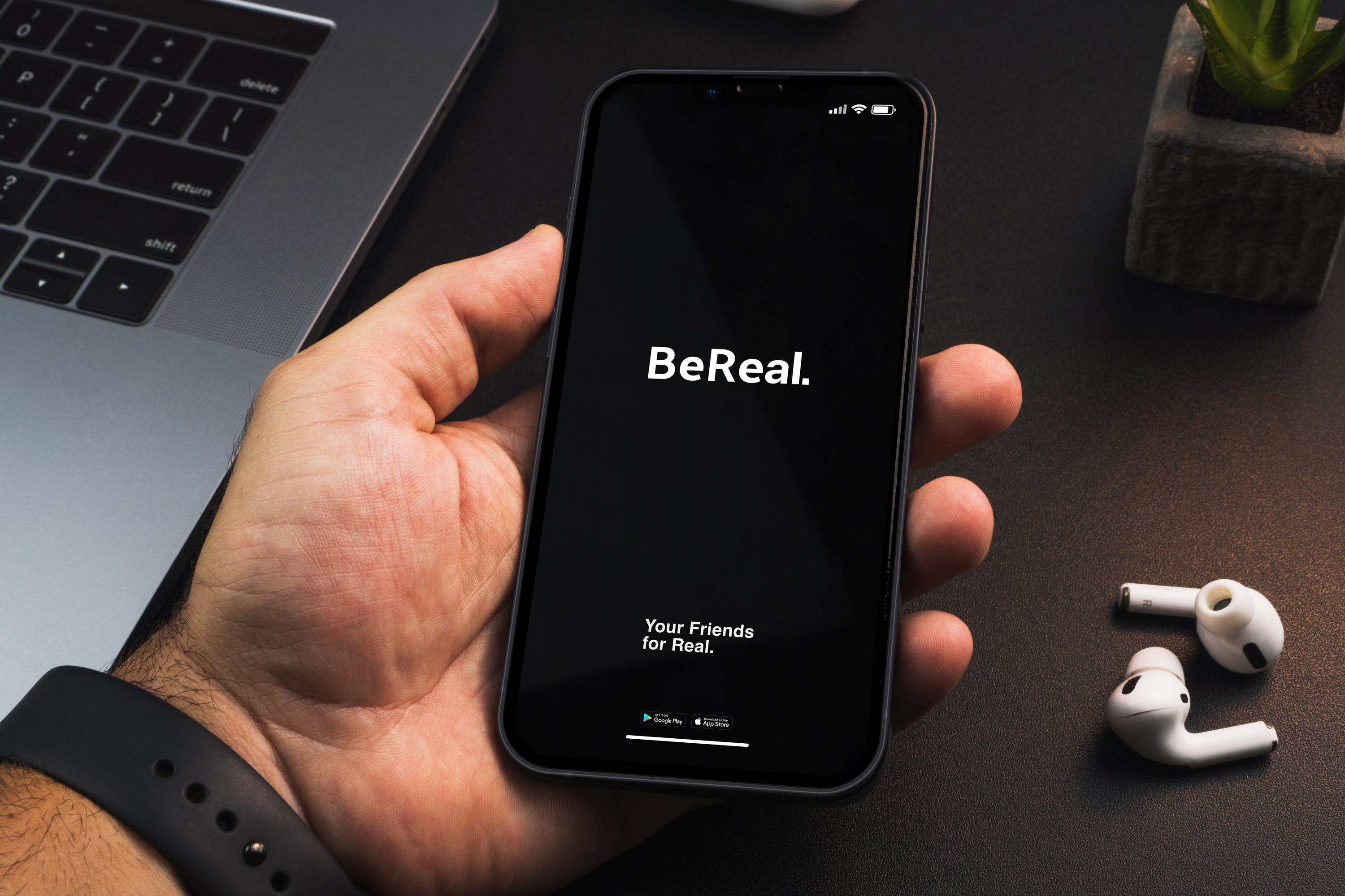 Influenceurs, nouvelles fonctionnalités, publicité… Comment le réseau social français BeReal prépare son grand retour