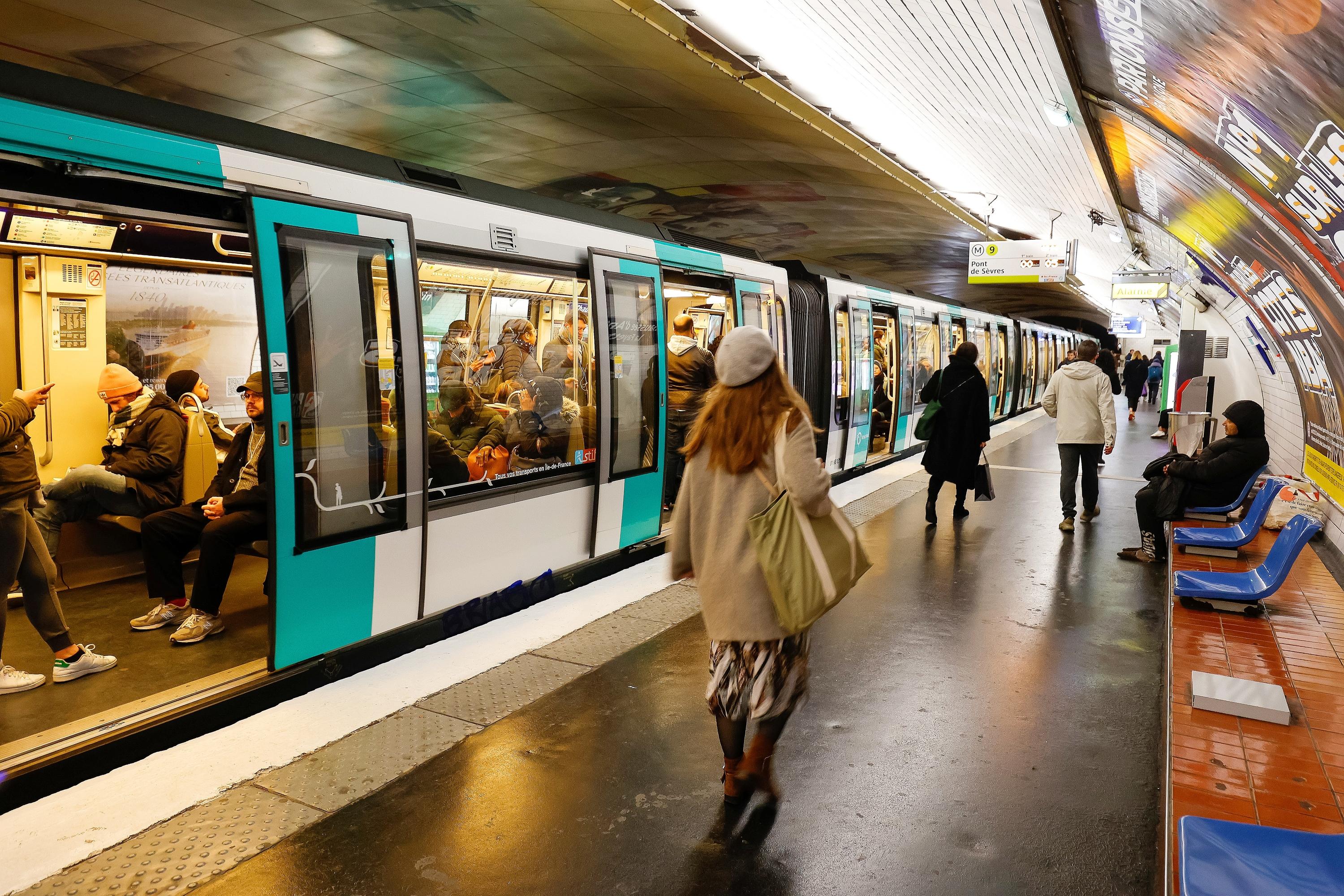 Attaques au couteau dans le métro parisien : les transports en commun franciliens sont-ils suffisamment sécurisés ?