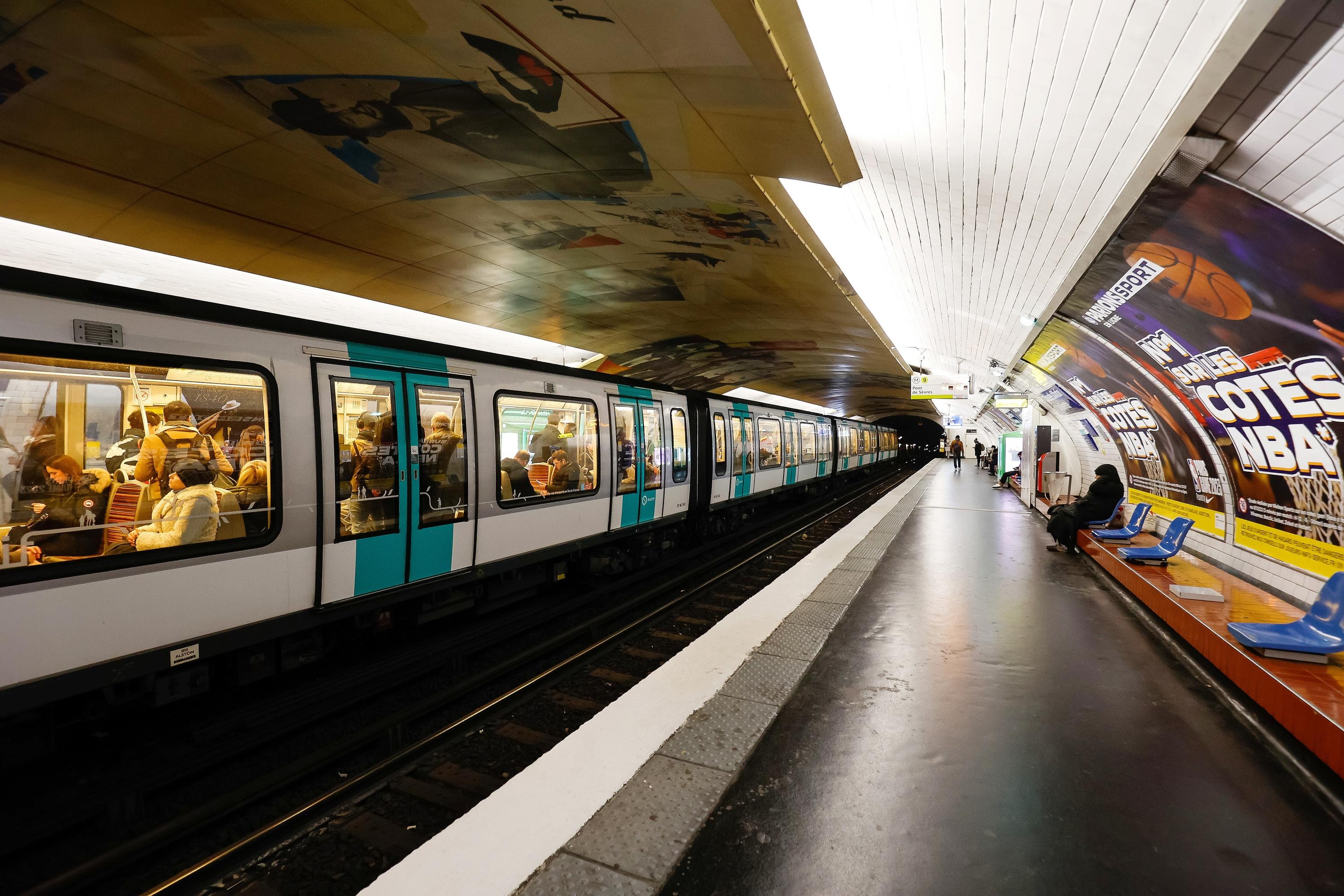 26-Year-Old Man Arrested After Hammer Attack on Paris Metro Line 3 Injures Two Passengers