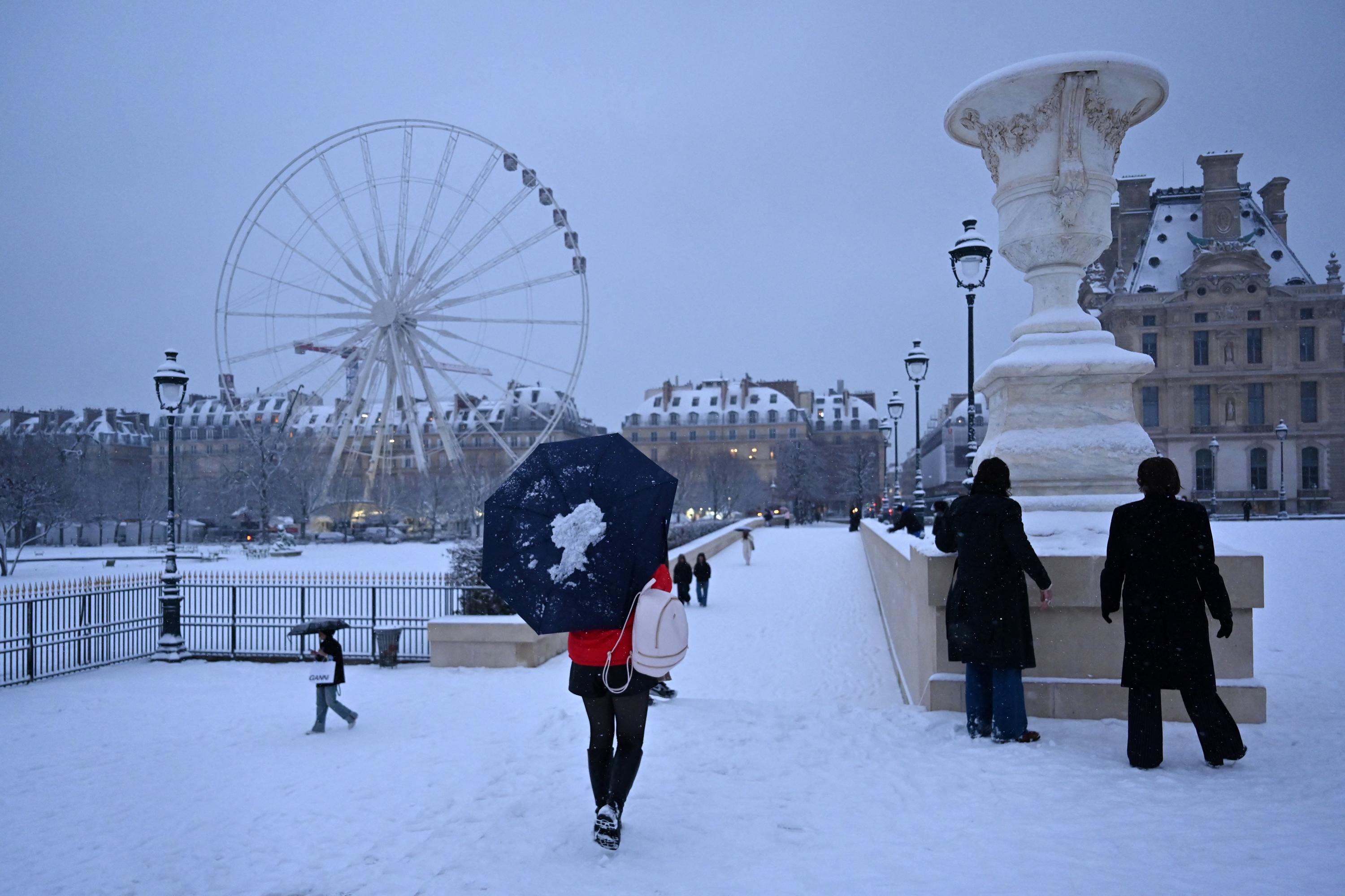 EN DIRECT - Neige et verglas : bus stoppés, N118 fermée, plus de 800 kilomètres de bouchons... La pagaille gagne l’Île-de-France