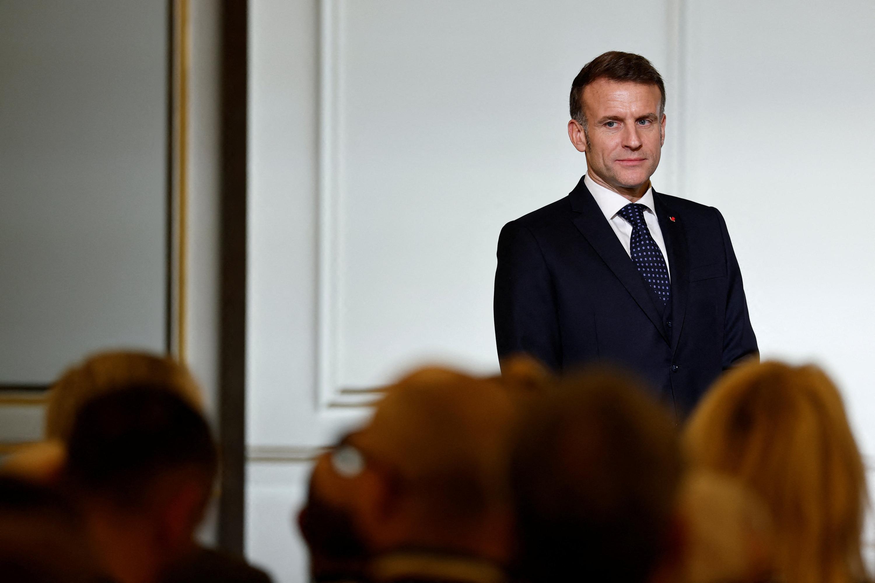 Interdiction des réseaux sociaux aux moins de 15 ans : le calendrier serré d’Emmanuel Macron