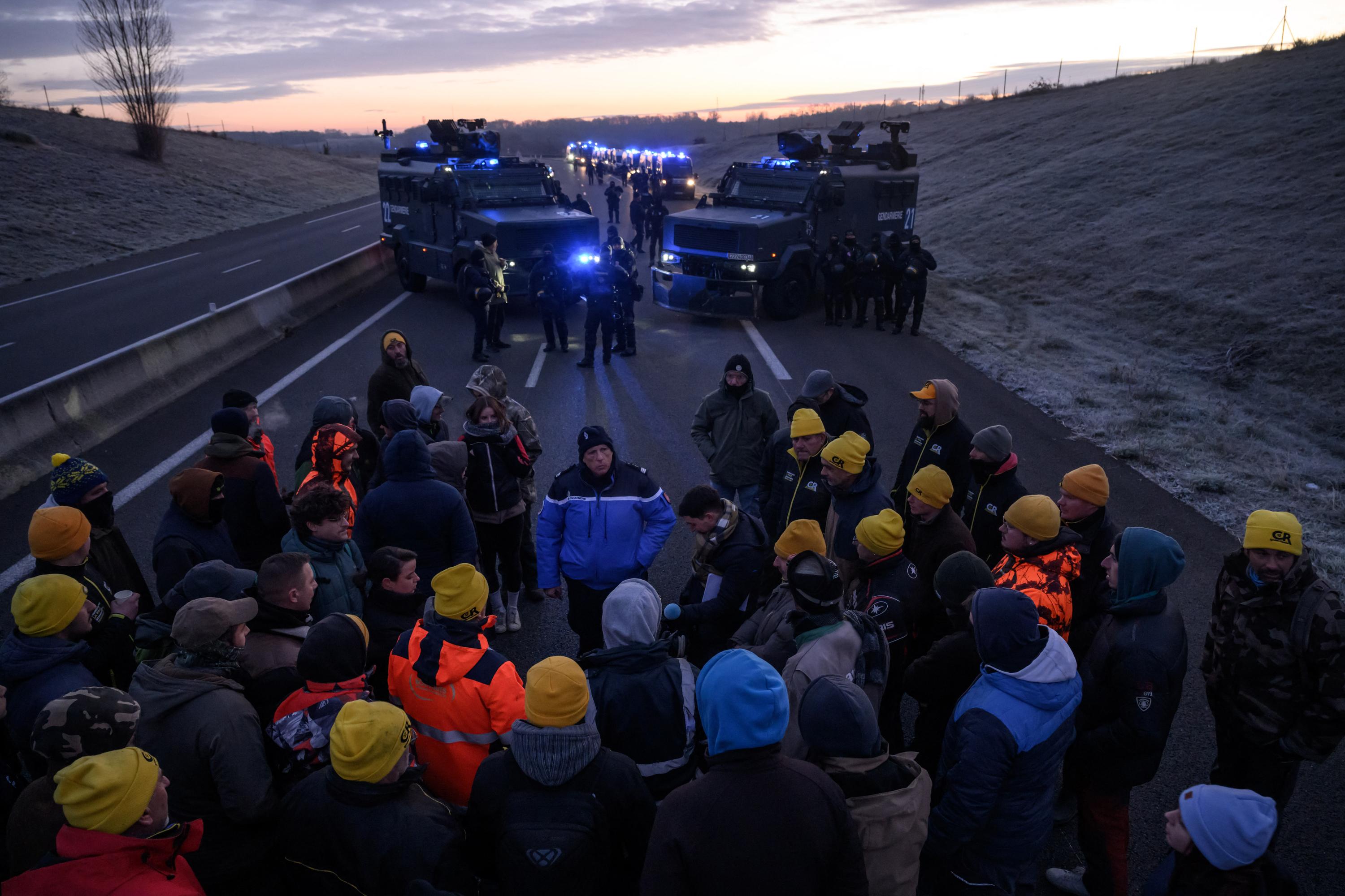 «C’est une guerre d’usure» : les agriculteurs érigent des barrages à Toulouse, malgré l'interdiction