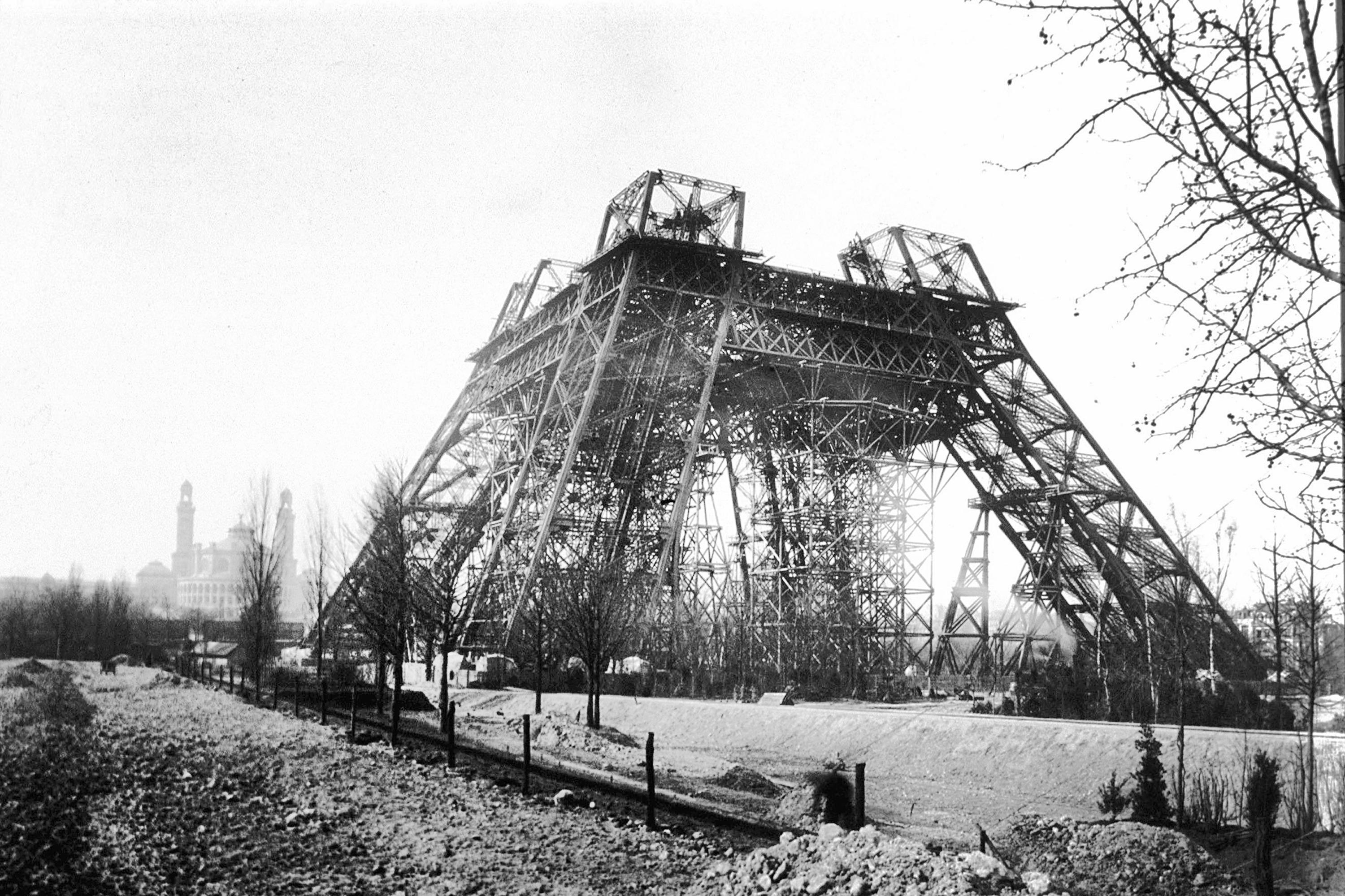 Photo d’archive du chantier de la tour Eiffel remontant à février 1888.