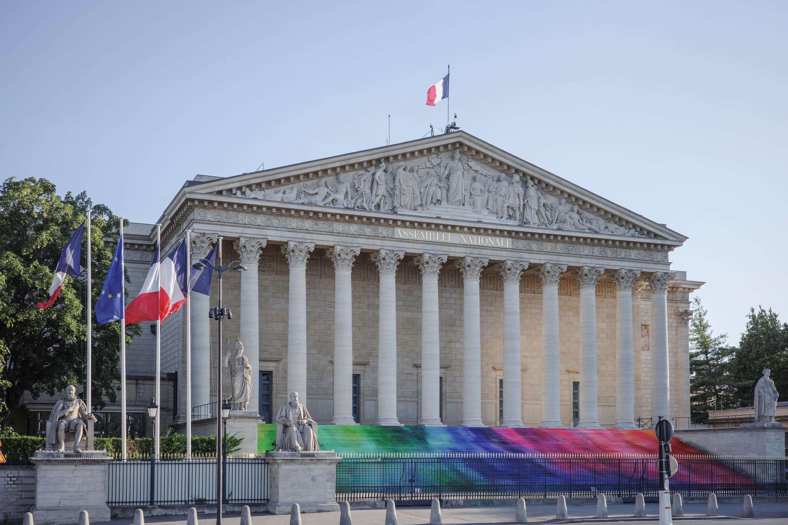 Transports : la limitation du droit de grève pour certaines périodes adoptée en commission