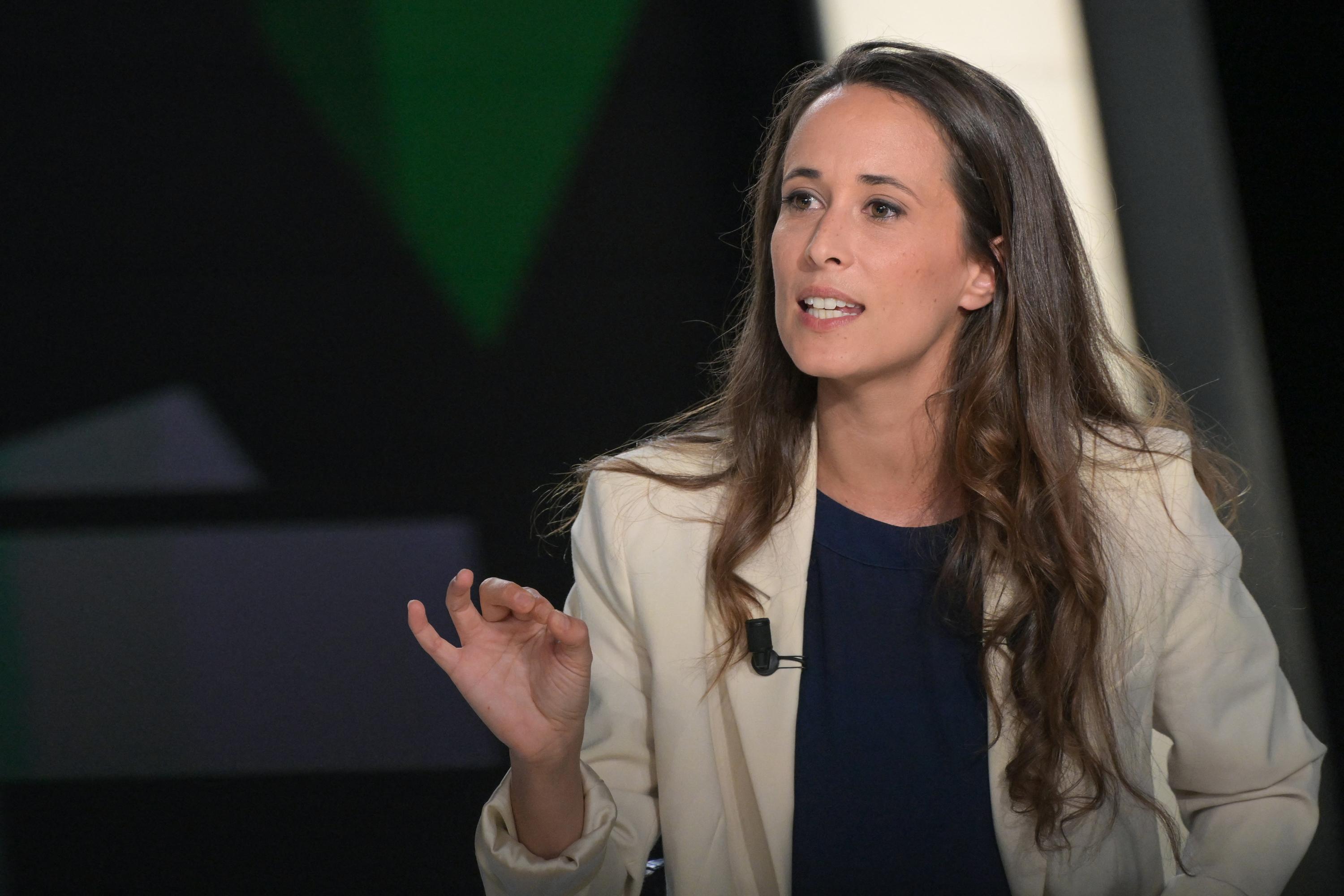 La Francia vuole riconoscere gli amici come pari alla famiglia: la proposta di Clémence Guetté