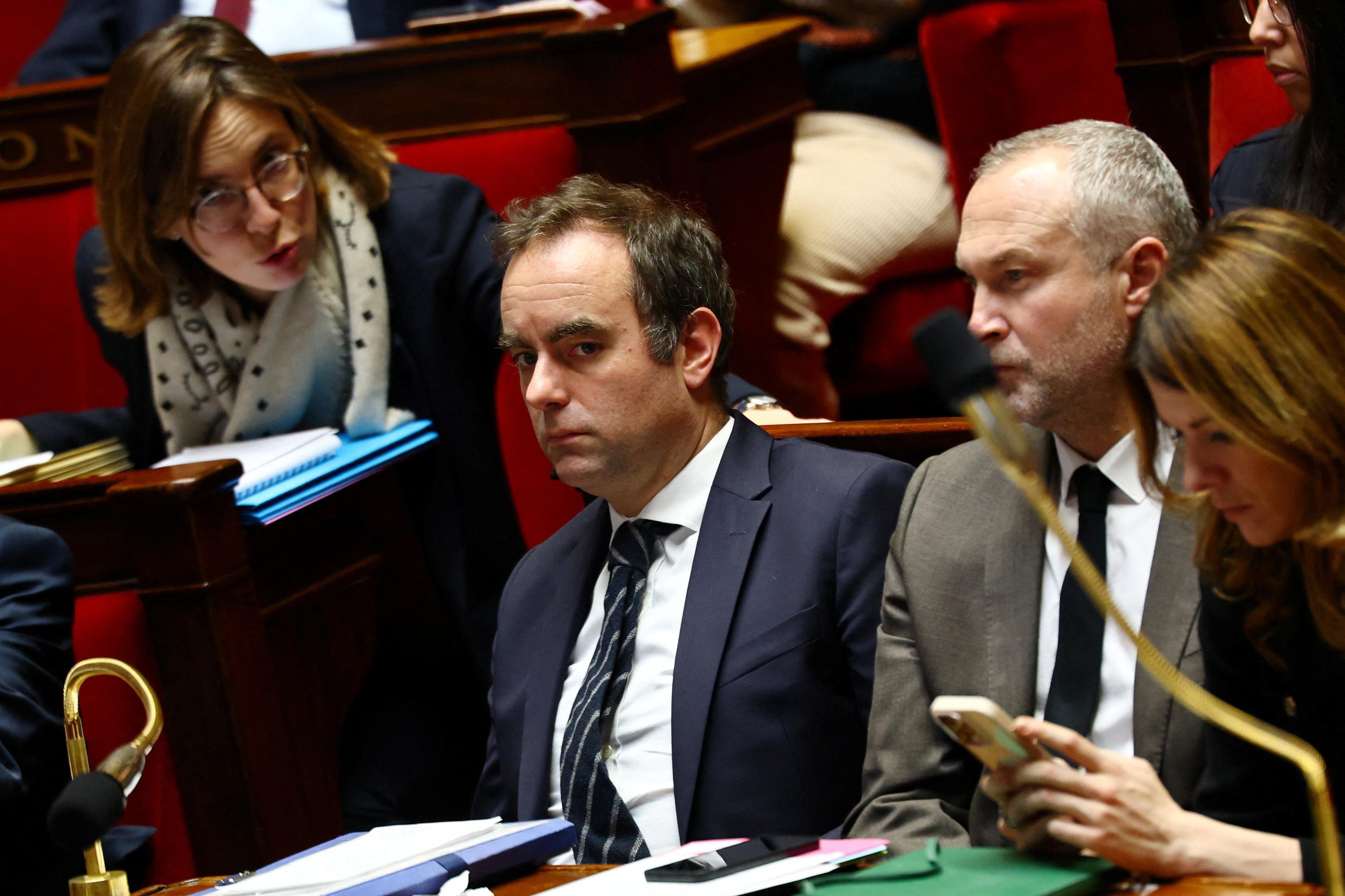 Comment le gouvernement compte atteindre la cible de 5 % de déficit malgré ses nouvelles concessions au PS
