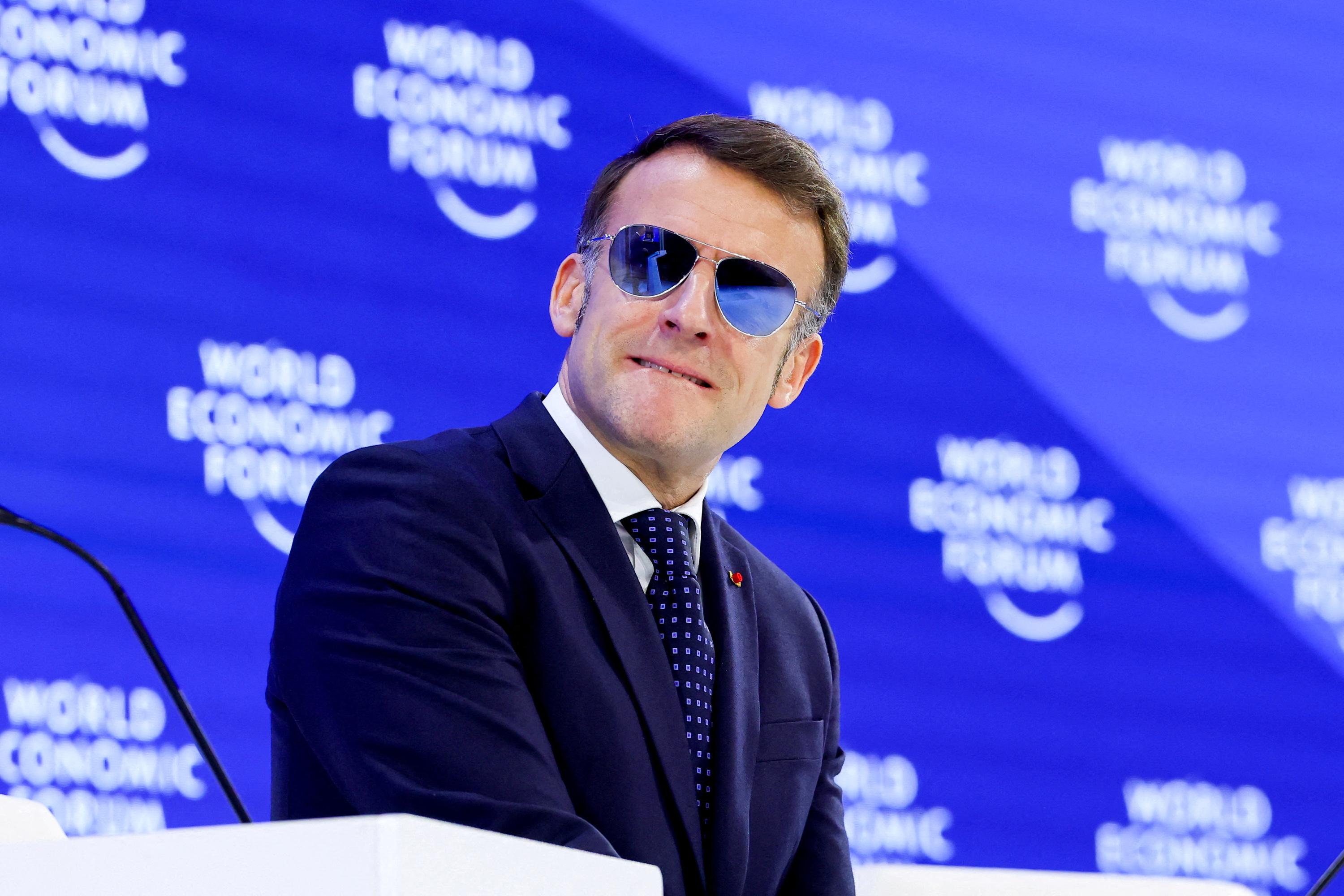 Une référence à Tom Cruise dans Top Gun ? Quand les lunettes de soleil d’Emmanuel Macron interpellent