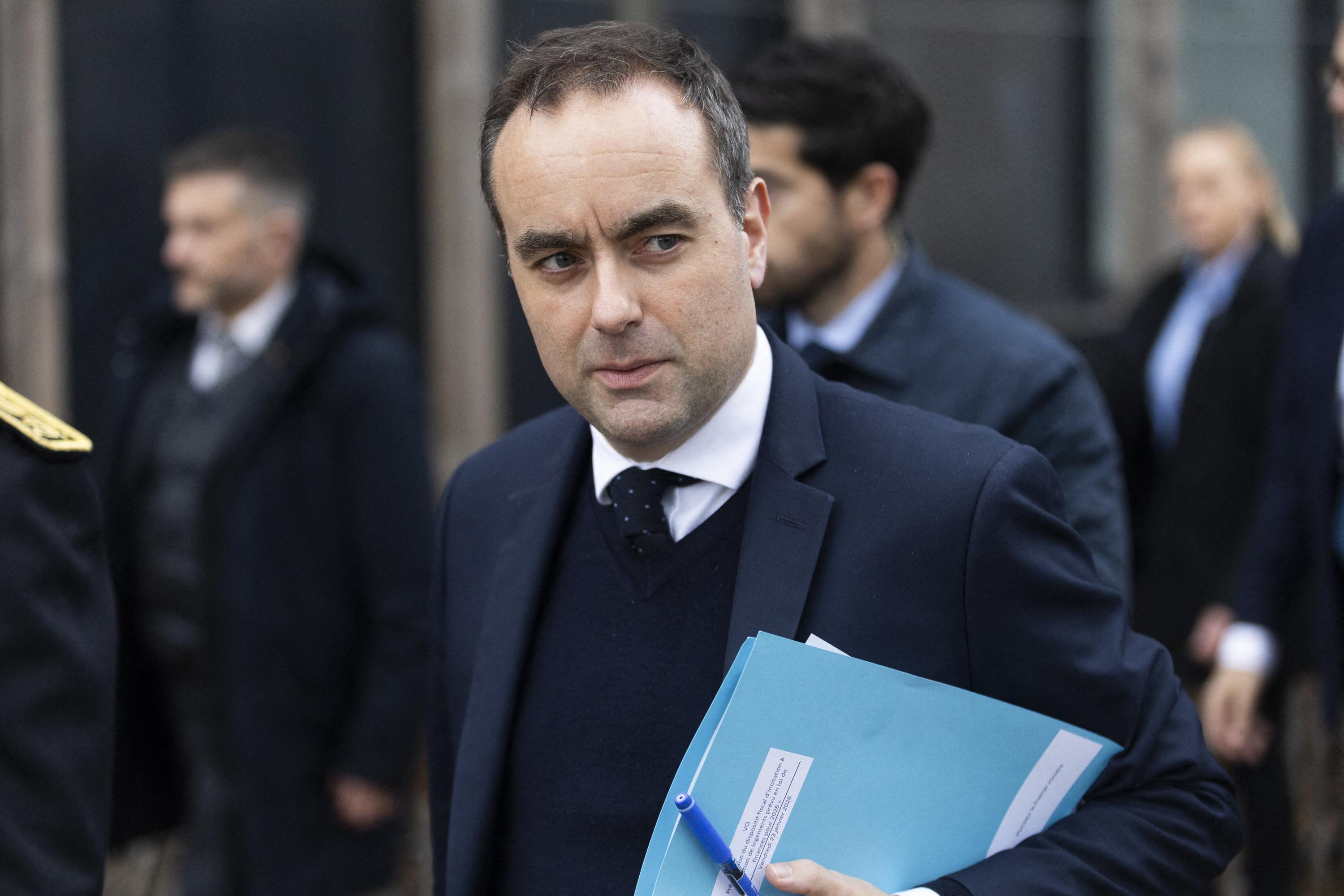 Visita a Rosny‑sous‑Bois: il Primo Ministro affronta le sfide abitative dopo le mozioni di censura