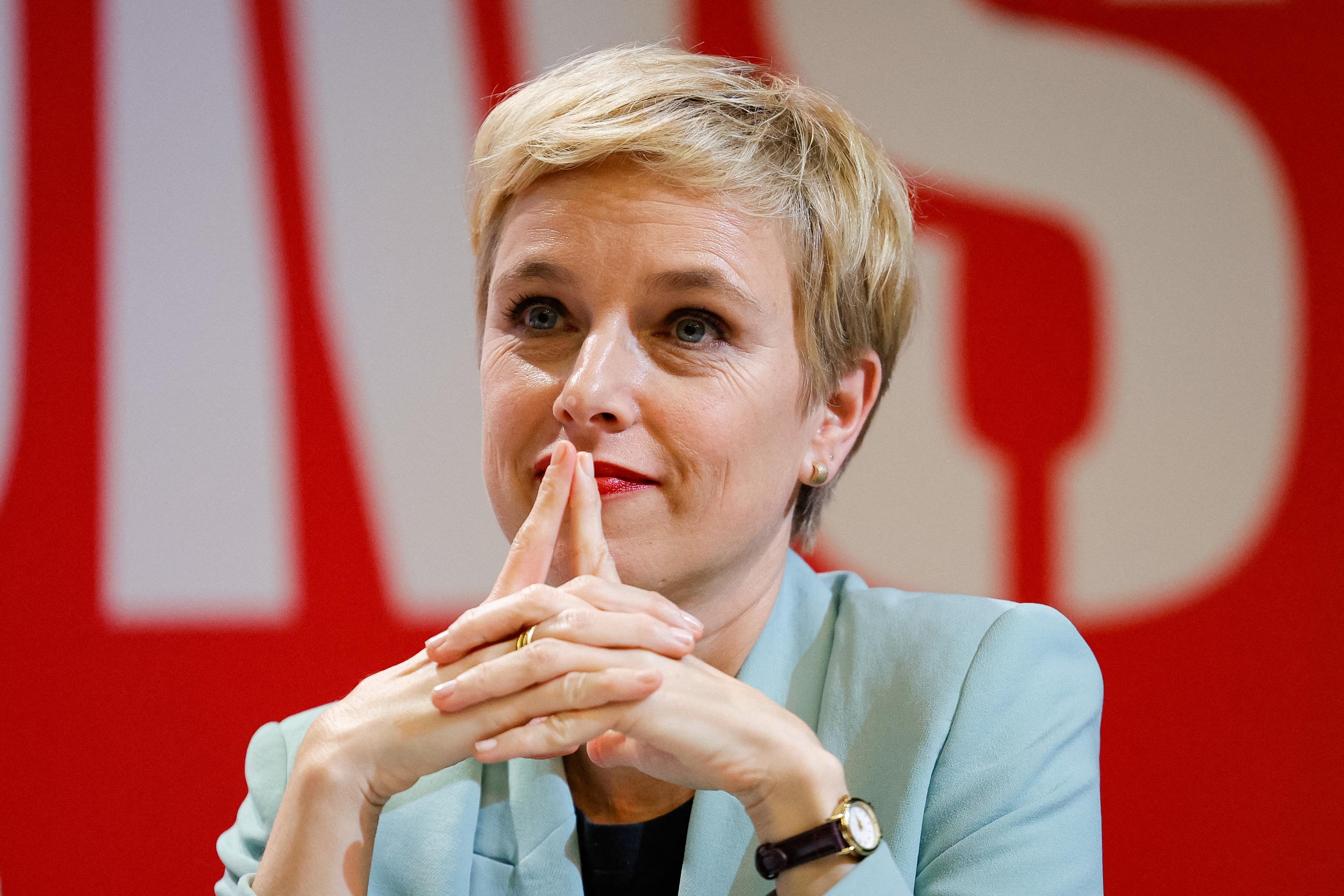 La primaire de la gauche unitaire pour la présidentielle aura lieu le 11 octobre, annonce Clémentine Autain