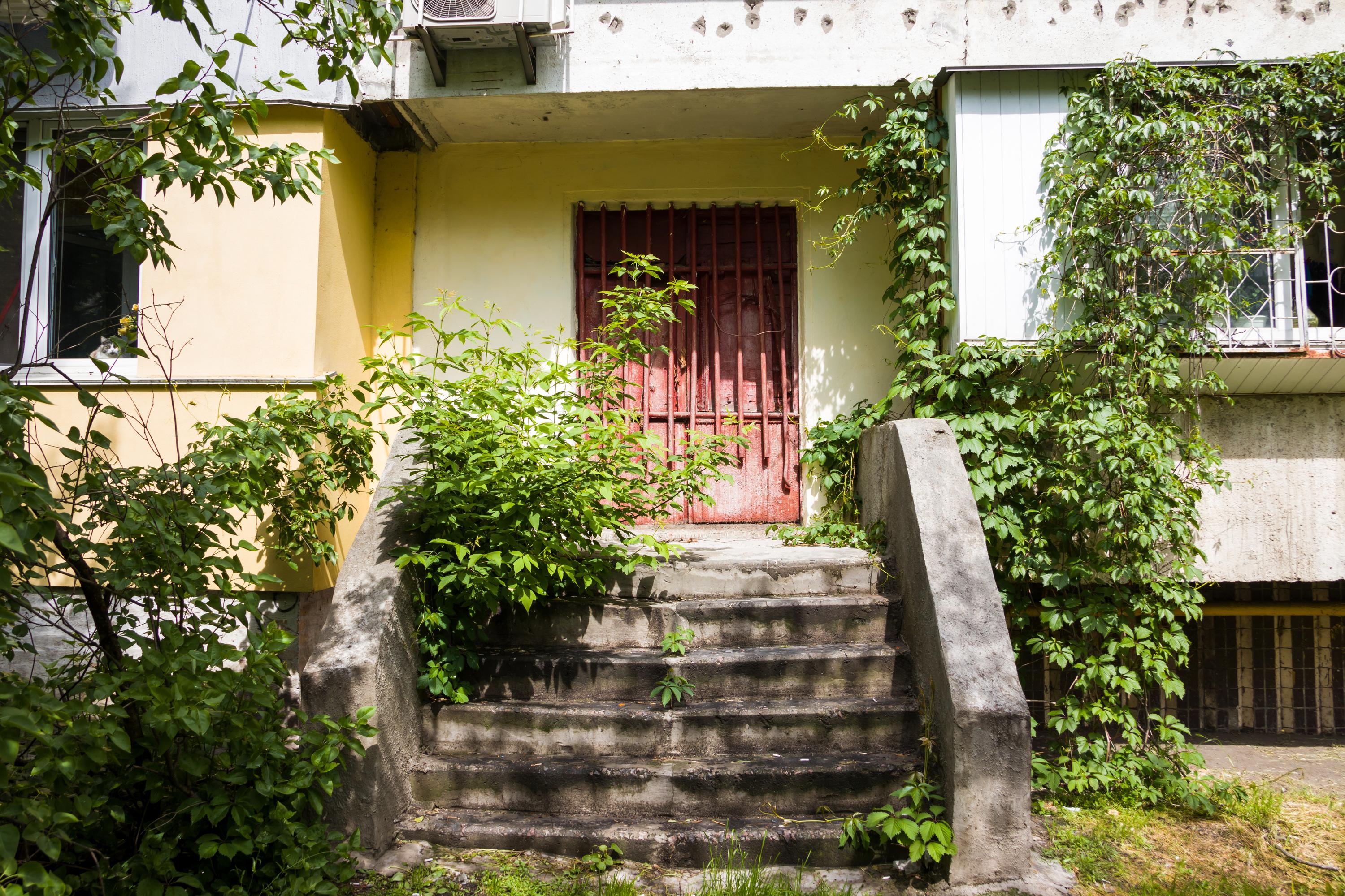Cette septuagénaire est obligée de passer par la fenêtre pour rentrer chez elle, sur fond de conflit familial