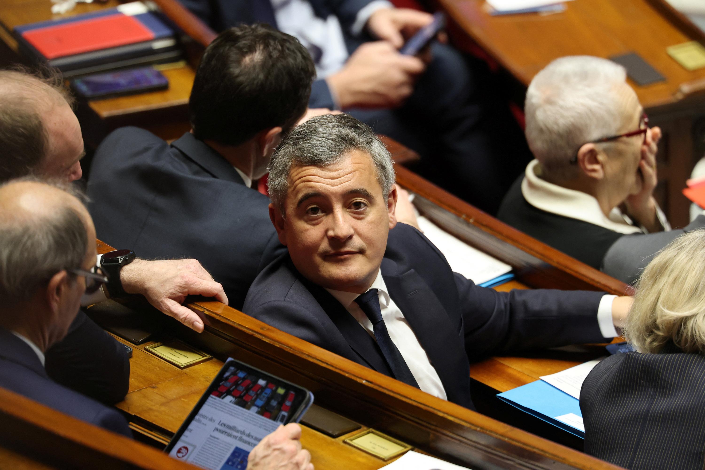 Francia: Darmanin propone sospendere l'immigrazione regolare per 2‑3 anni e introdurre quote via referendum