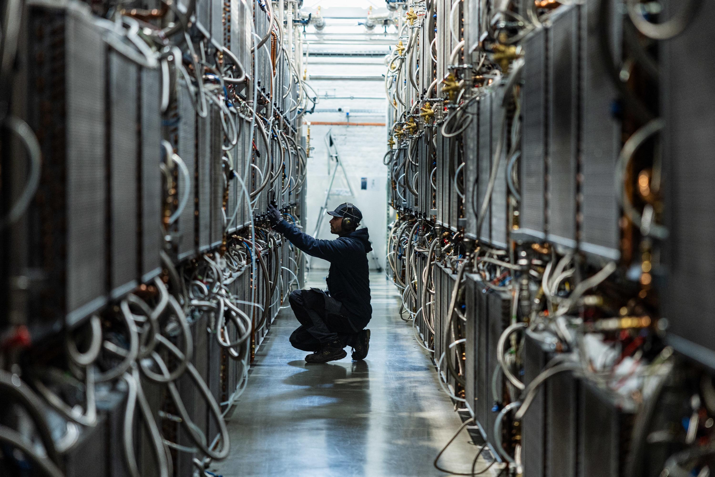 «L’Europe assume de renoncer à la protection de nos données les plus sensibles» : la grande défaite de la France face à Bruxelles sur le cloud souverain