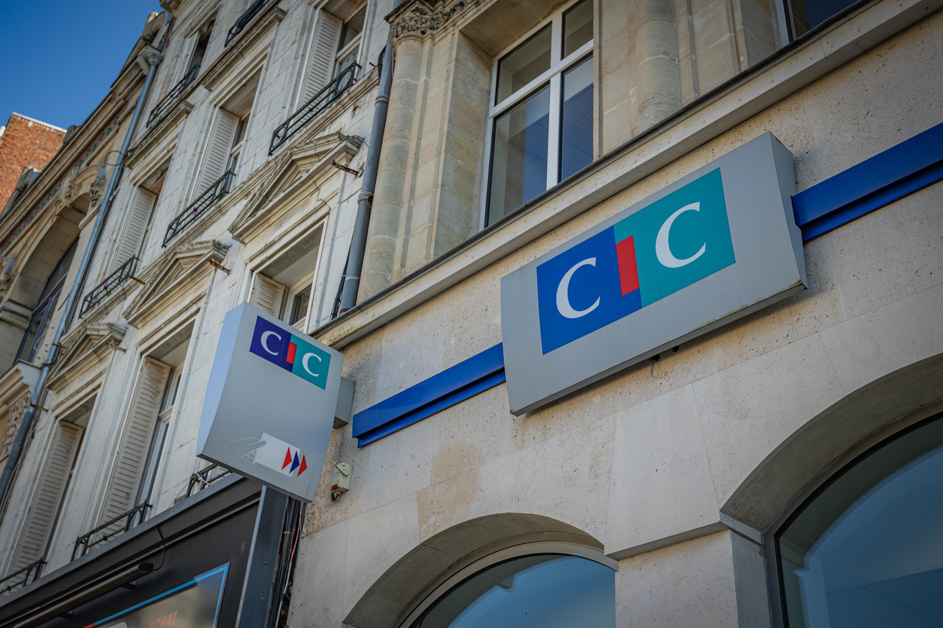 Pourquoi de plus en plus de banques proposent à leurs clients de basculer 100 % en ligne