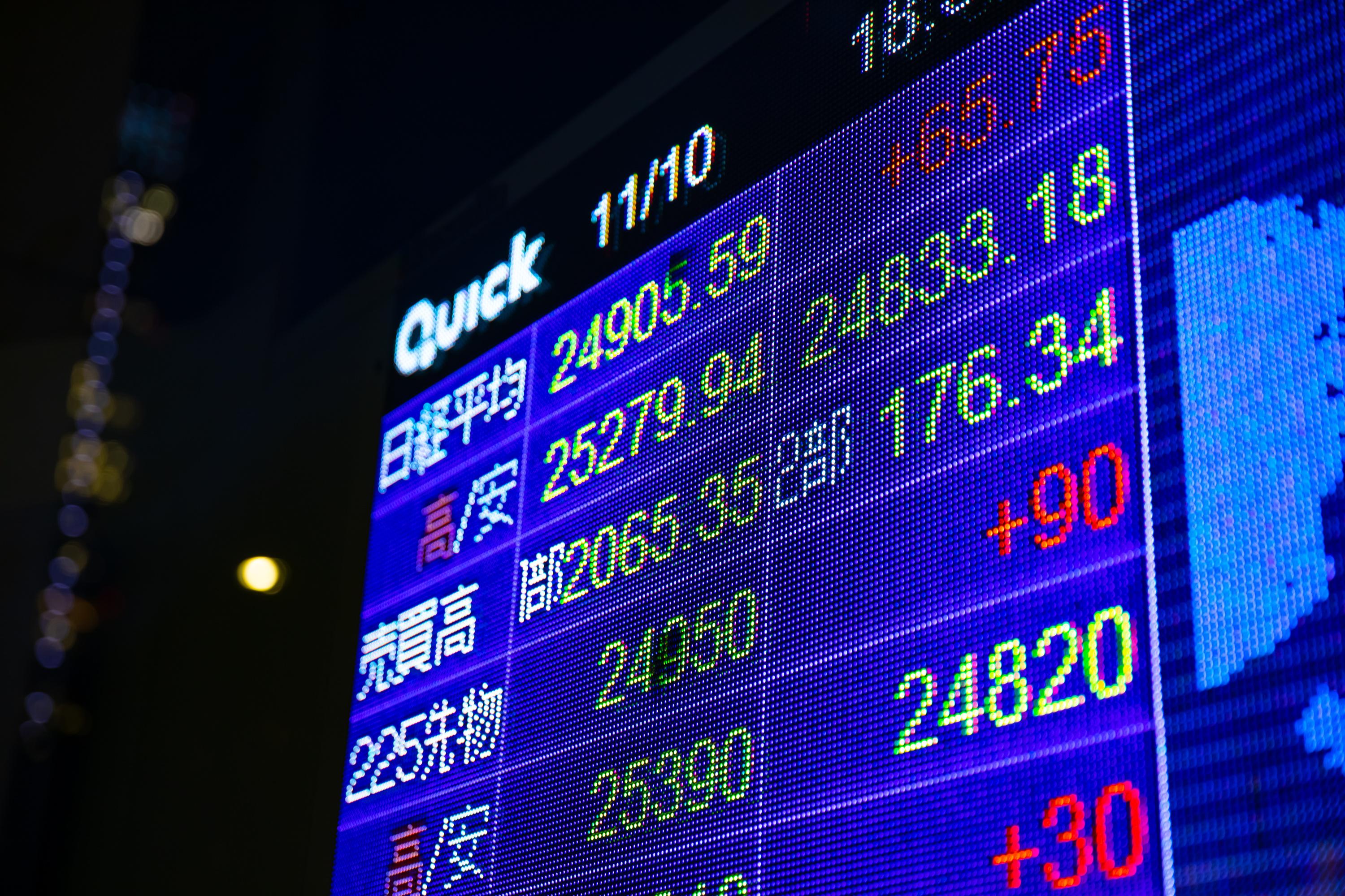 Marchés en Asie : le pétrole flambe, les Bourses trébuchent après les frappes en Iran