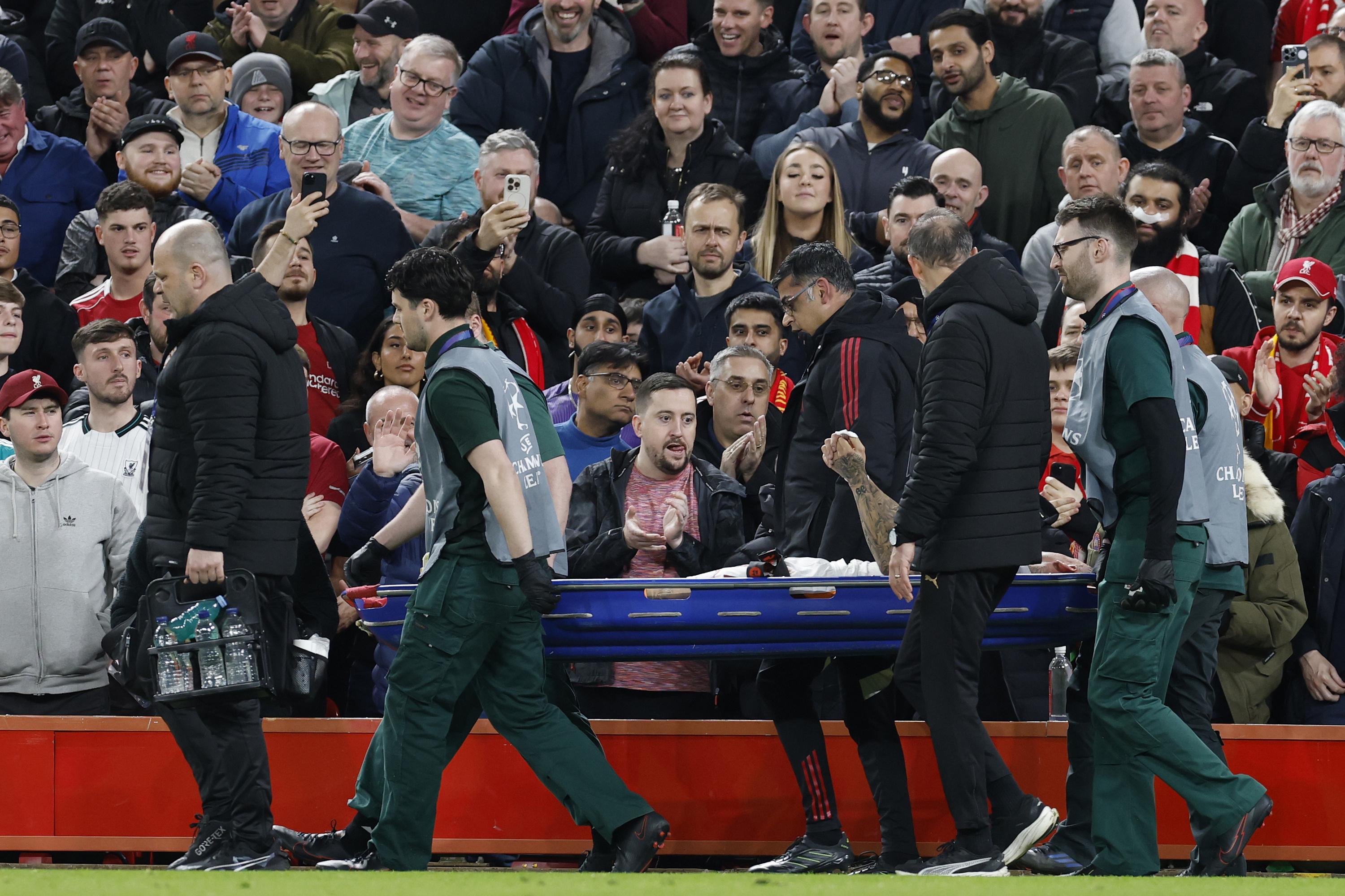 Ligue des champions : Noa Lang gravement blessé au doigt après avoir percuté un panneau publicitaire contre Liverpool