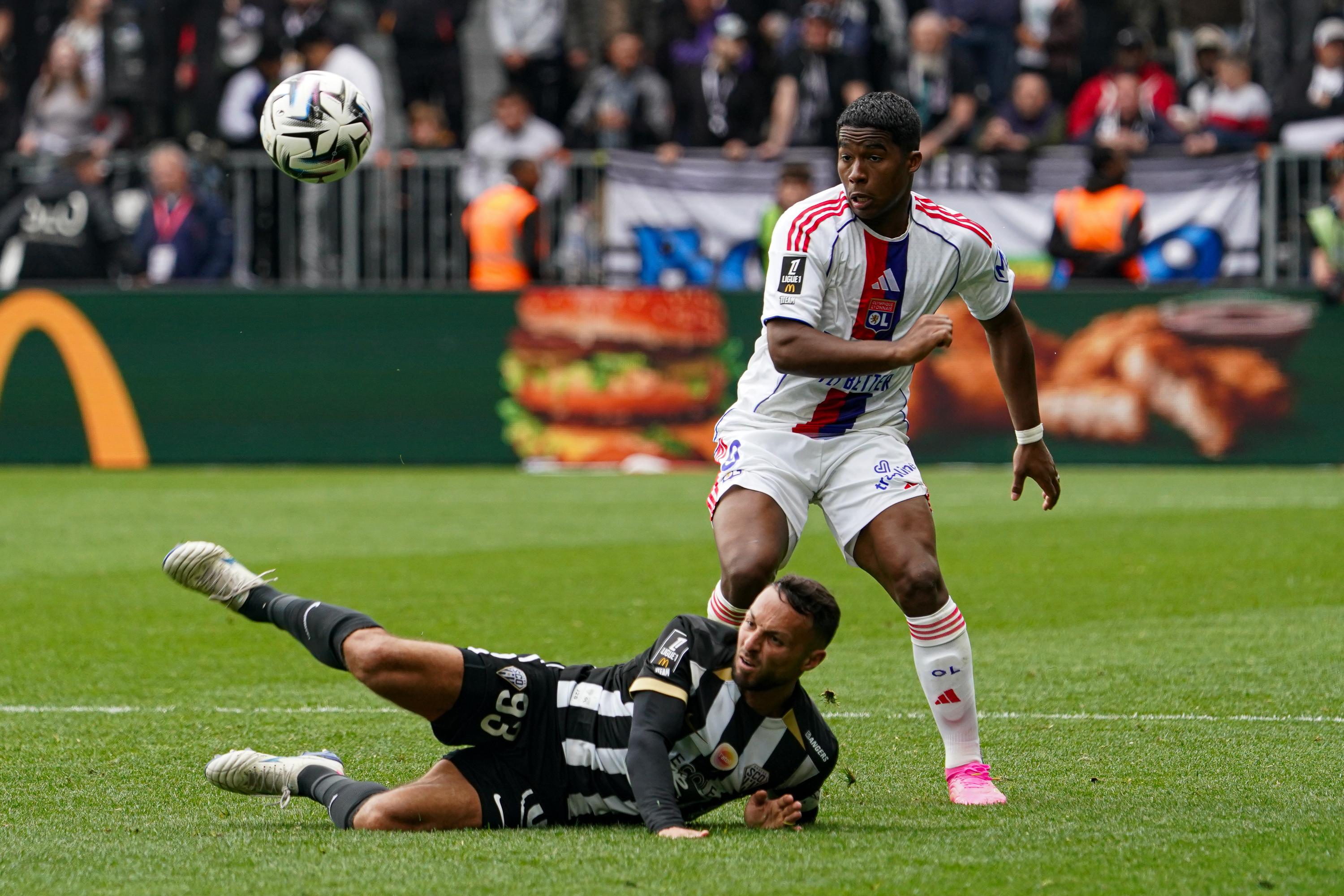 Ligue 1 : accroché à Angers, Lyon toujours dans le dur