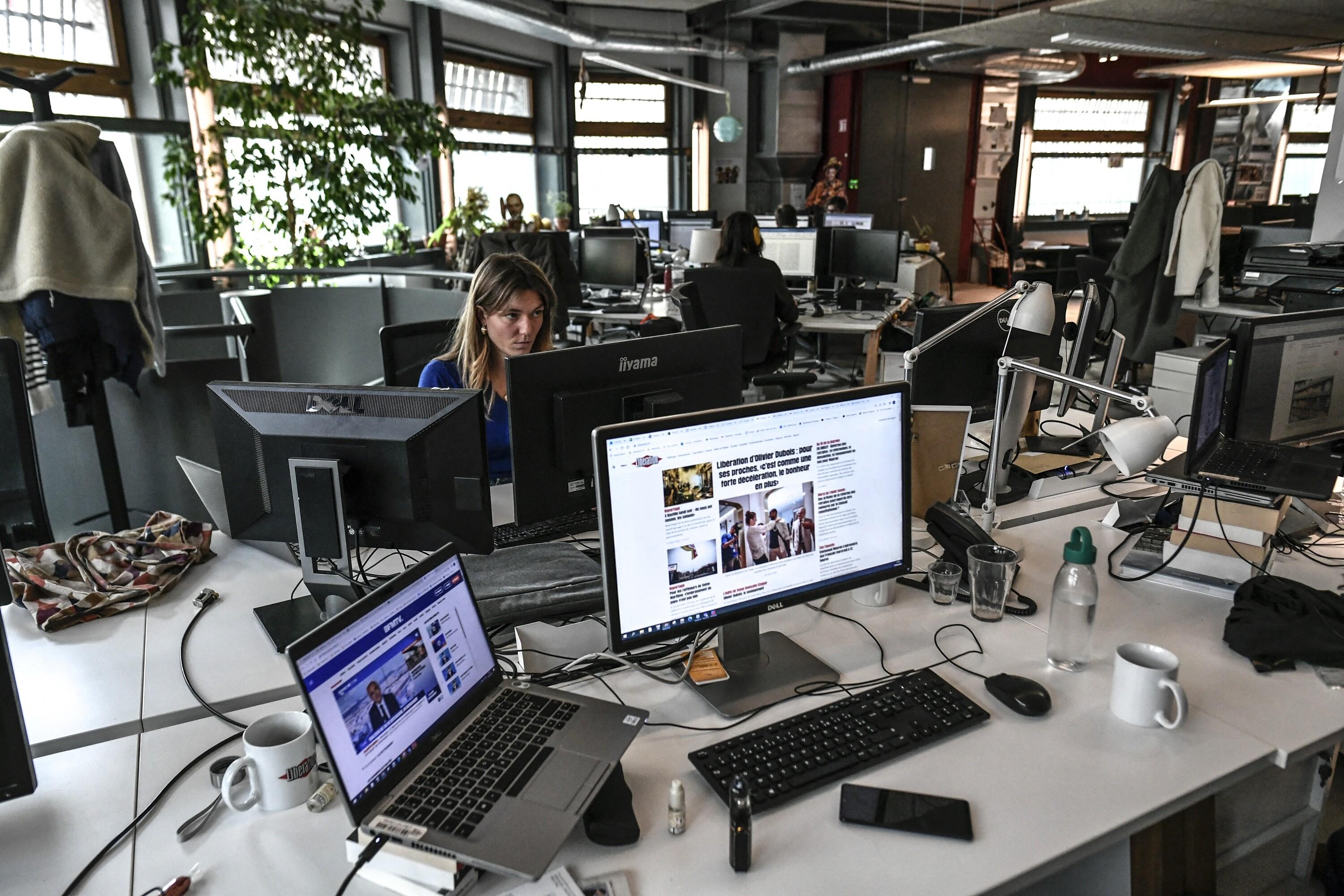 «Nous avons tous été sonnés» : la rédaction de Libération désorientée après le départ de Dov Alfon et l’hypothèse Nicolas Barré