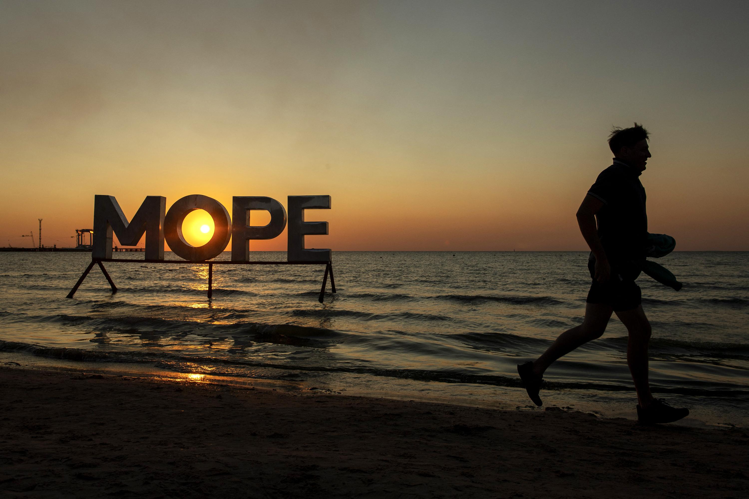 Russie : à Anapa, plage polluée depuis 2024, les espoirs de réouverture s’amenuisent