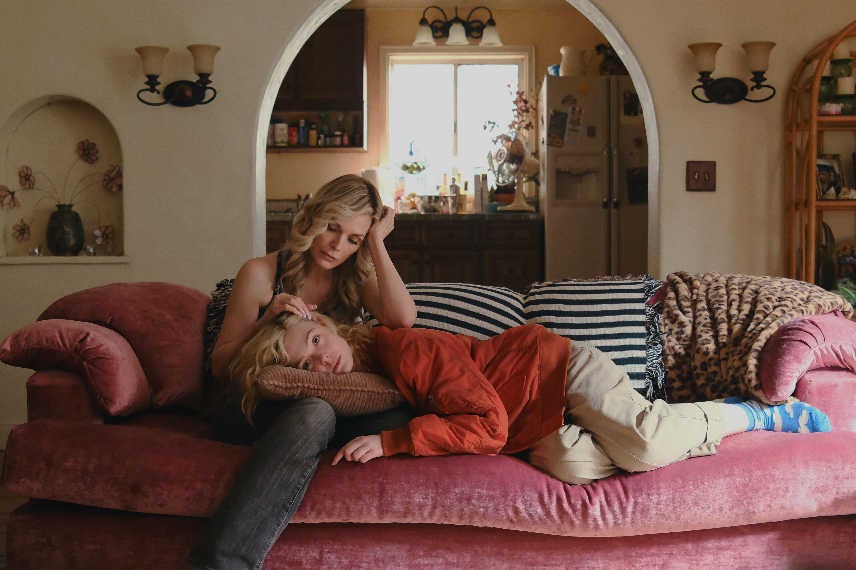 Margo dans 'Apple TV+' : entre enjeux financiers, sexualité et relations mère-fille, une comédie décalée portée par Michelle Pfeiffer et Elle Fanning — Séries TV