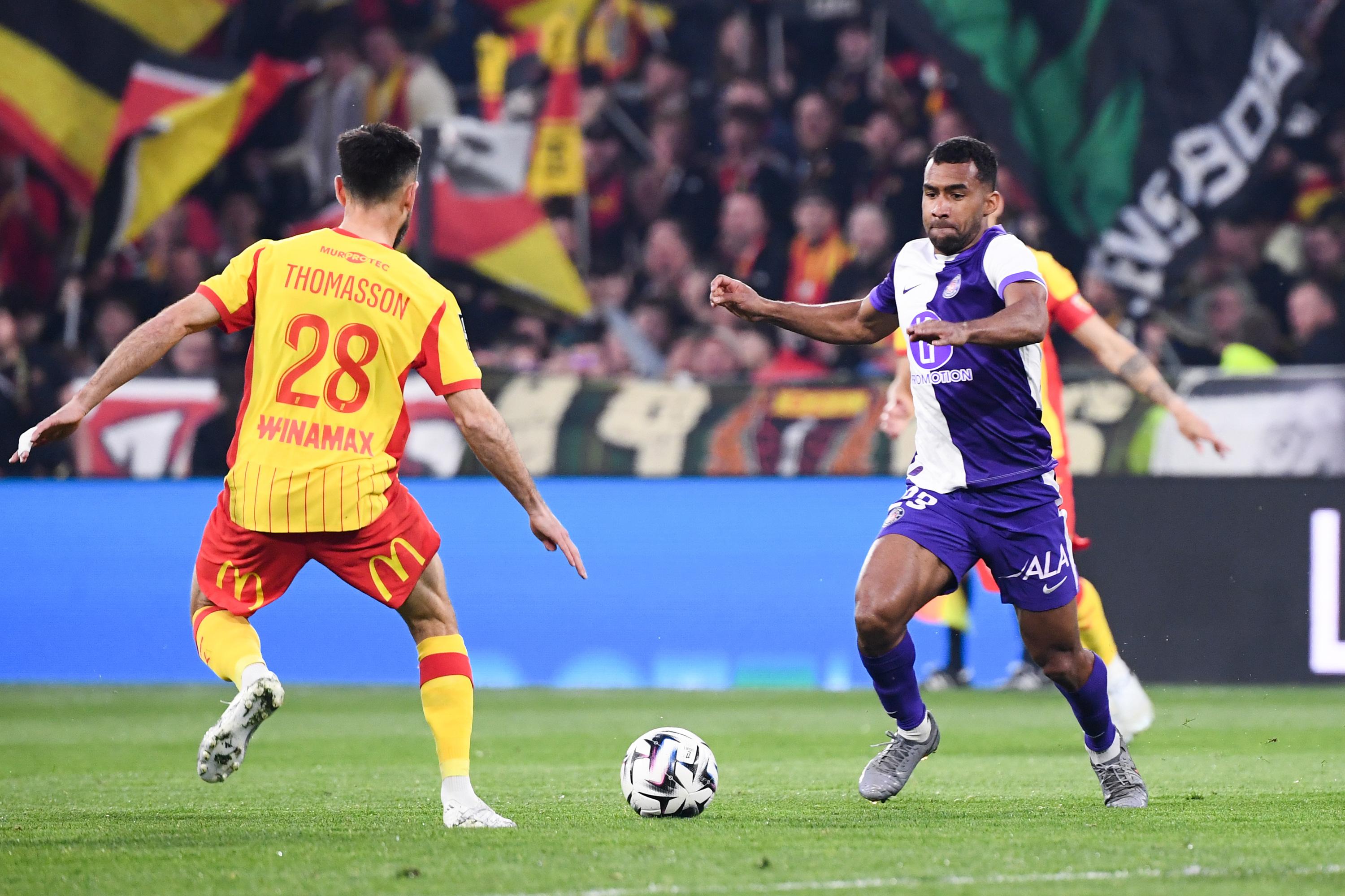 EN DIRECT - Lens-Toulouse : en chasse du PSG, mené de deux buts et sifflé par son public, le RCL doit se reprendre