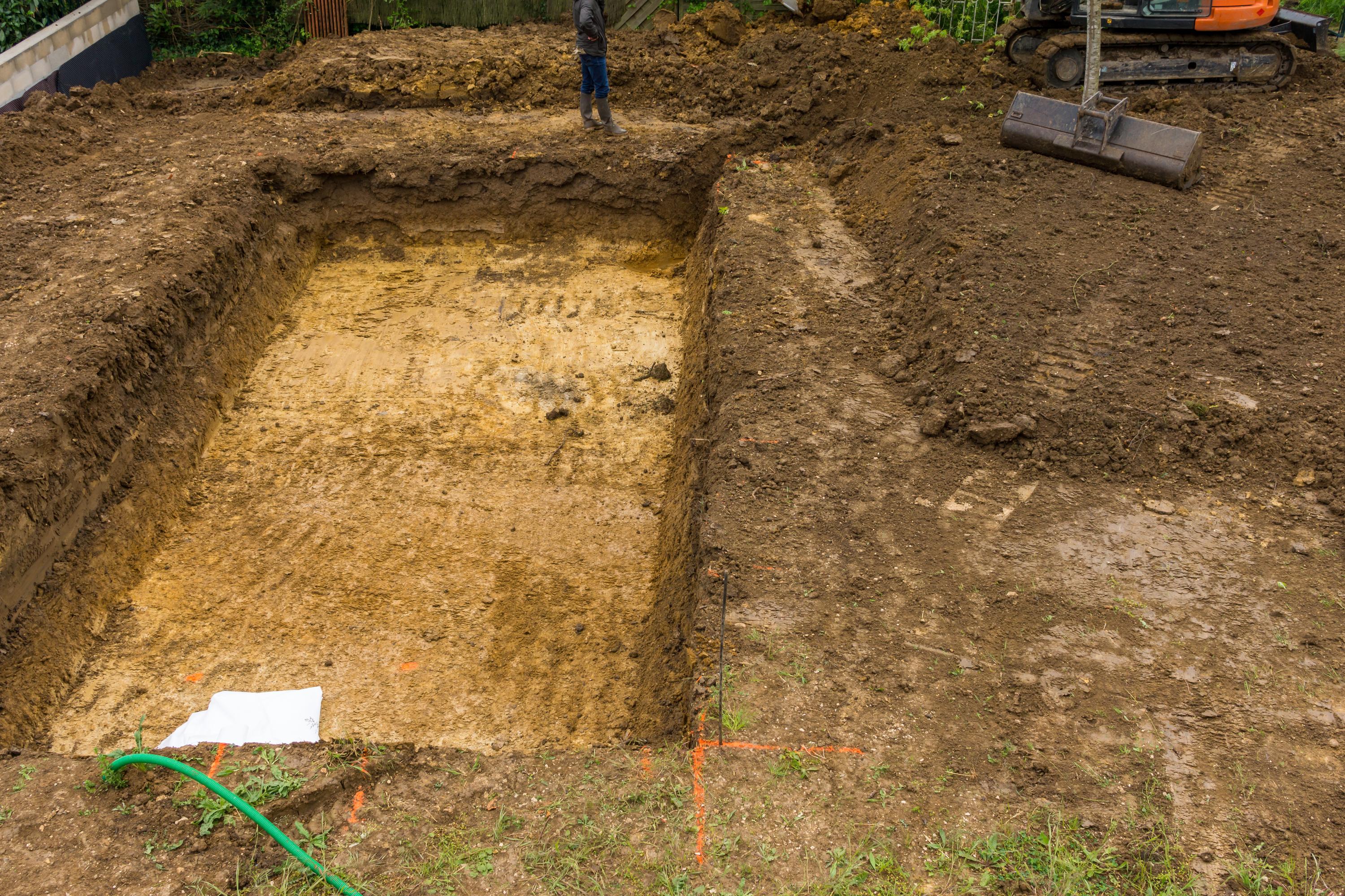 La découverte macabre faite par un propriétaire en creusant sa piscine