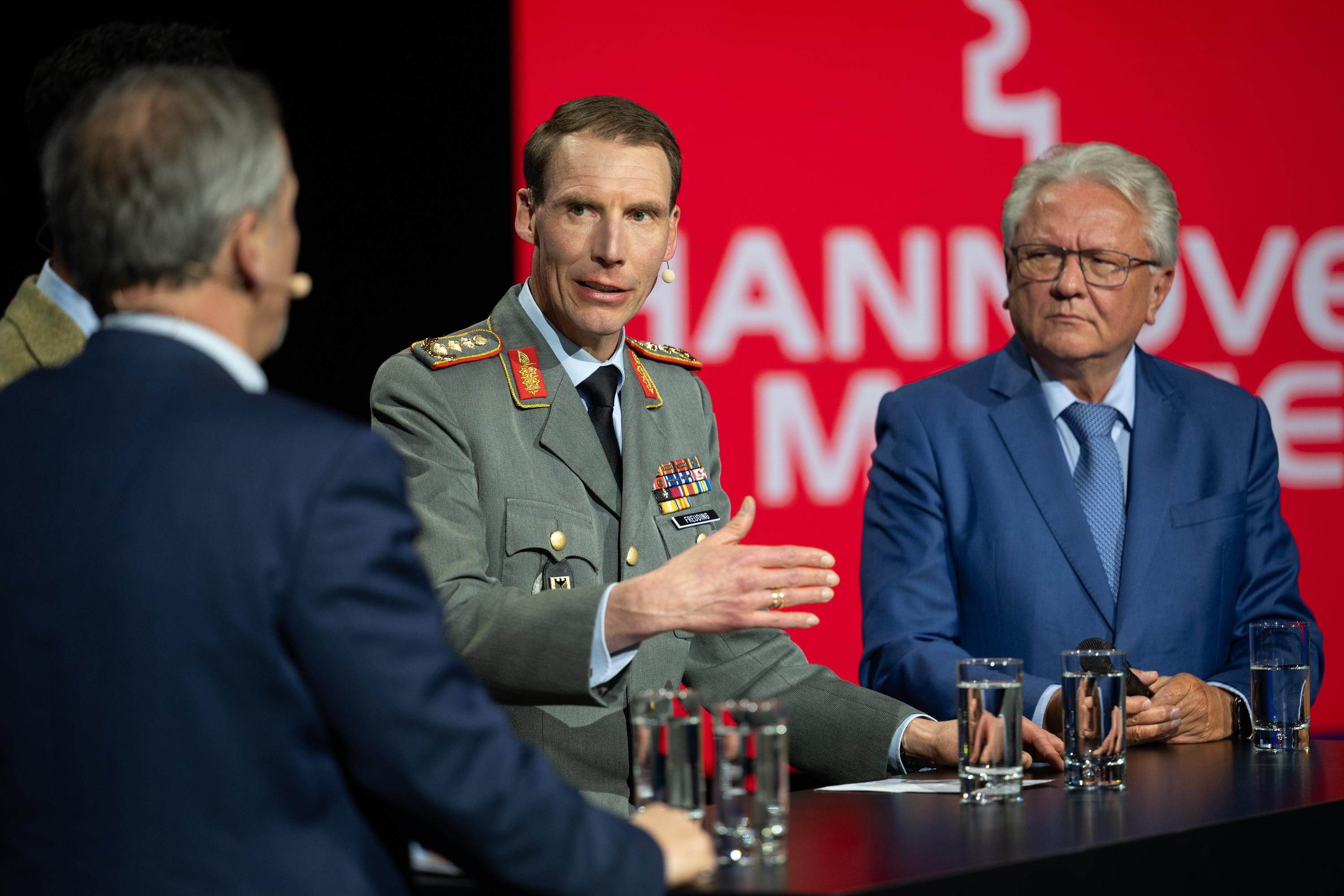 À Hanovre, politiques, militaires et industriels allemands s’affichent main dans la main face à la menace russe