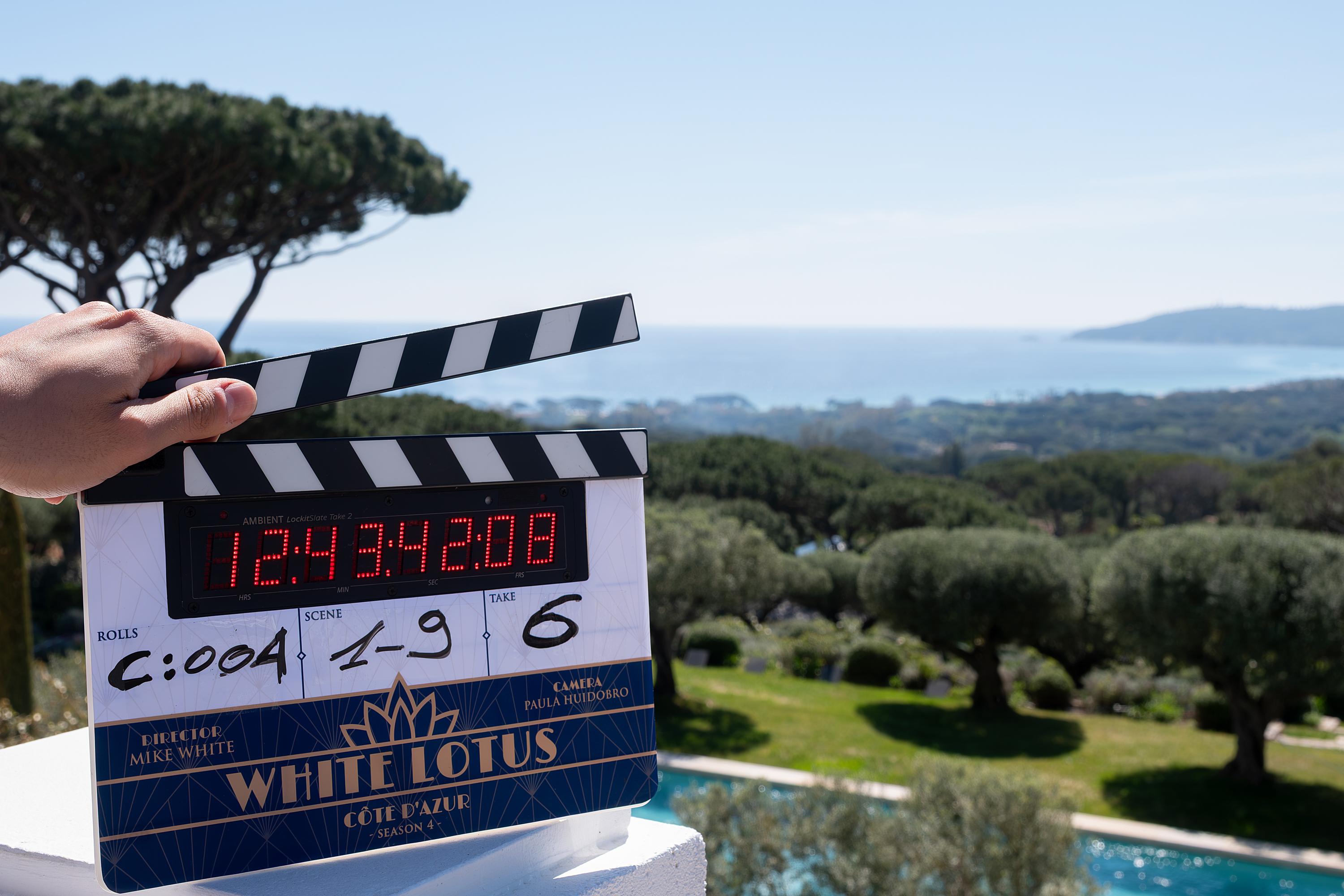 À Canneséries, le producteur de The White Lotus évite de répondre sur le départ d’Helena Bonham Carter — Séries TV